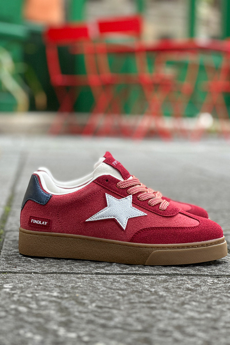Zapatillas de ante rojo burdeos con una estrella plateada
