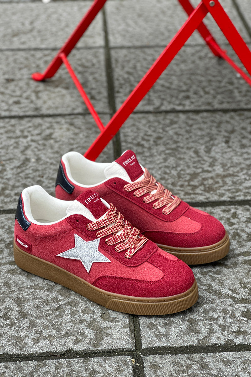 Zapatillas de ante rojo burdeos con una estrella plateada