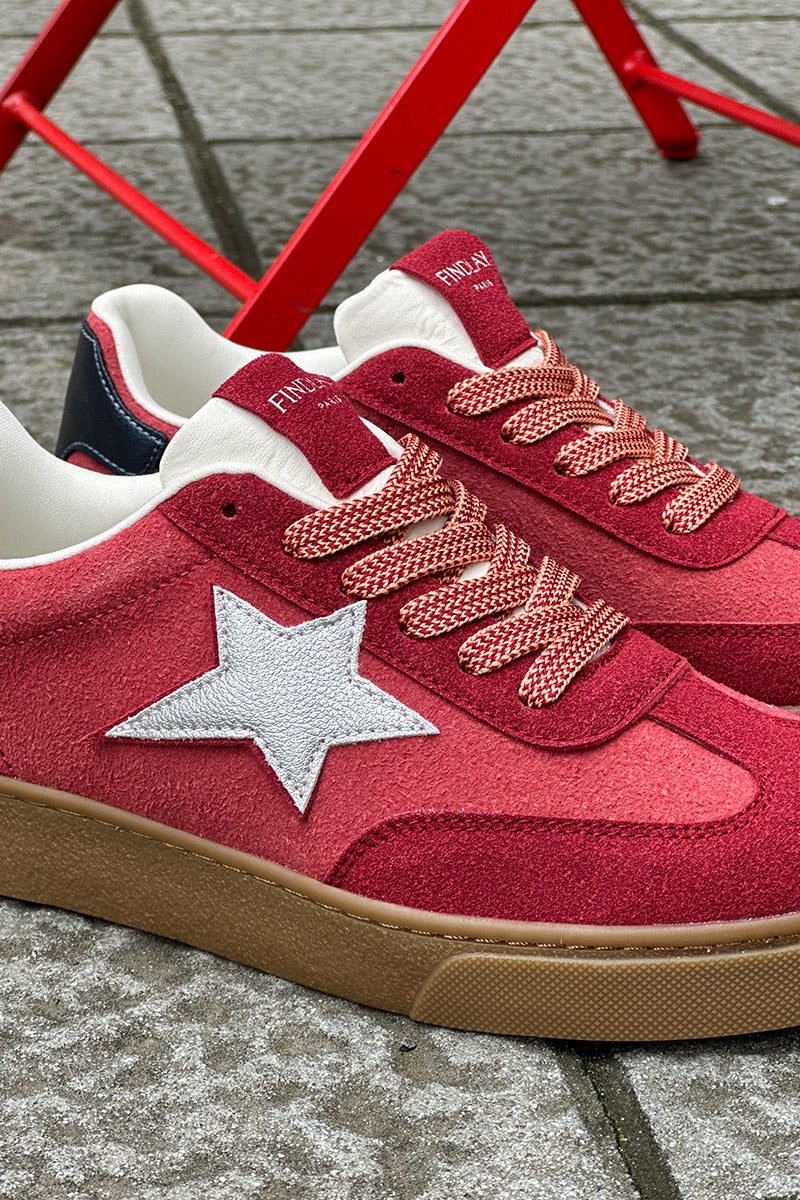 Zapatillas de ante rojo burdeos con una estrella plateada