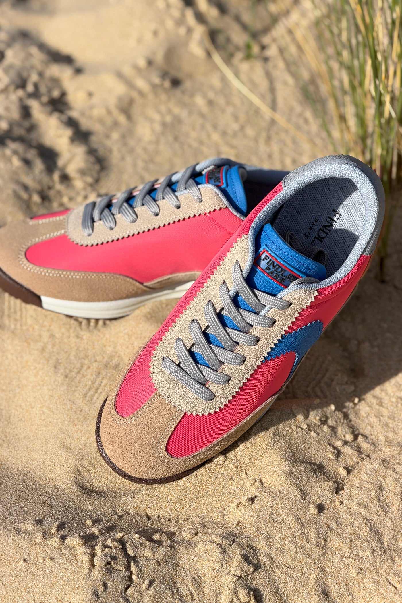 Baskets style running corail flash avec rayure bleue, talon et semelle marron