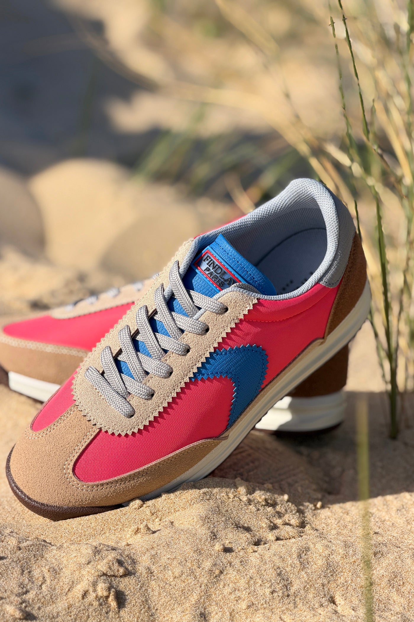 Baskets style running corail flash avec rayure bleue, talon et semelle marron