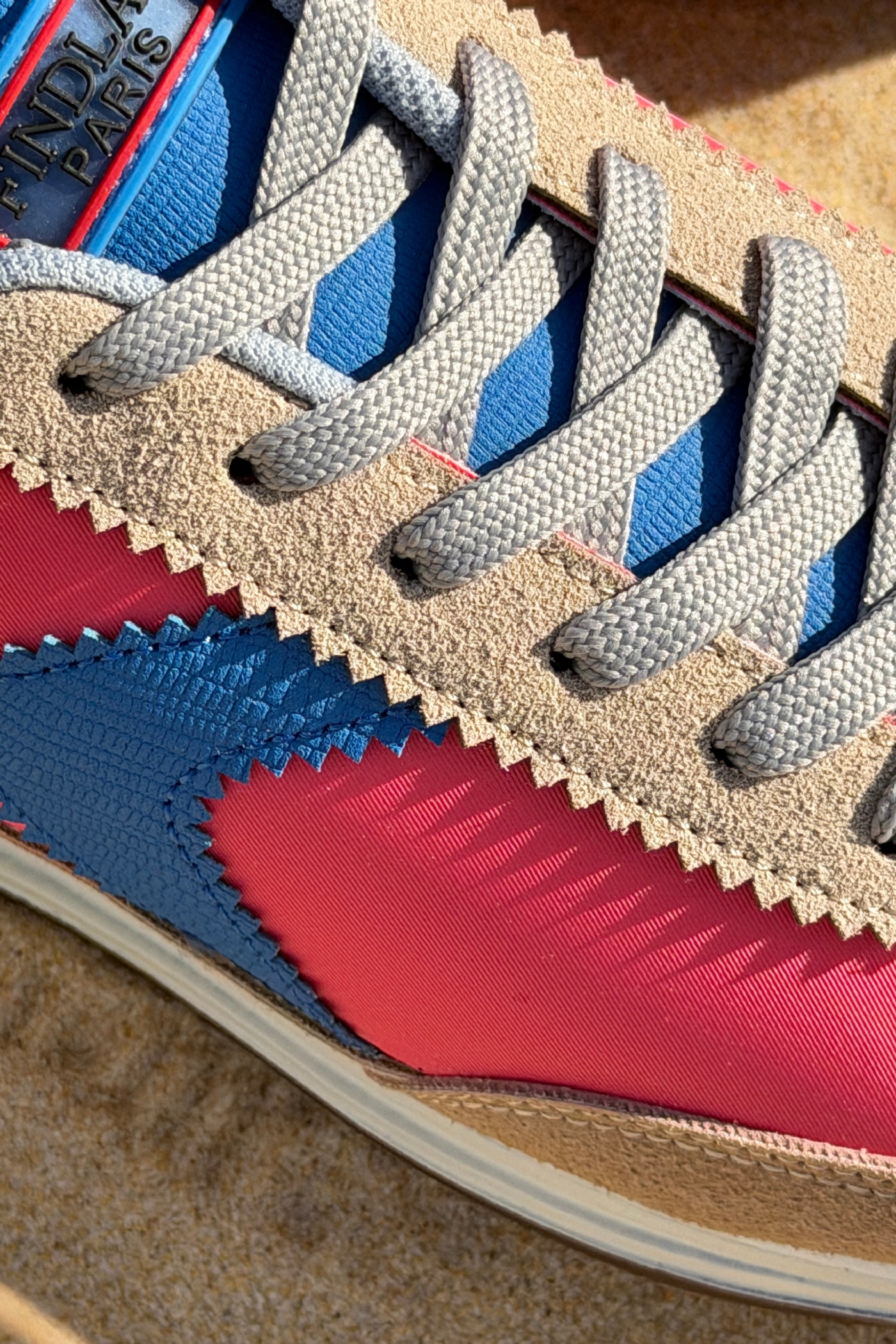 Baskets style running corail flash avec rayure bleue, talon et semelle marron