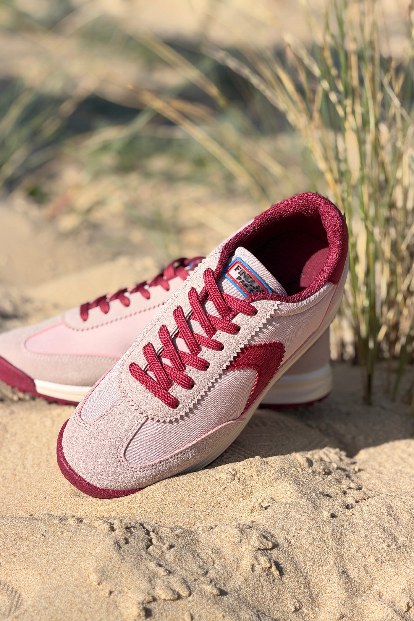 Baskets style running rose poudré avec rayure, talon et semelle bordeaux