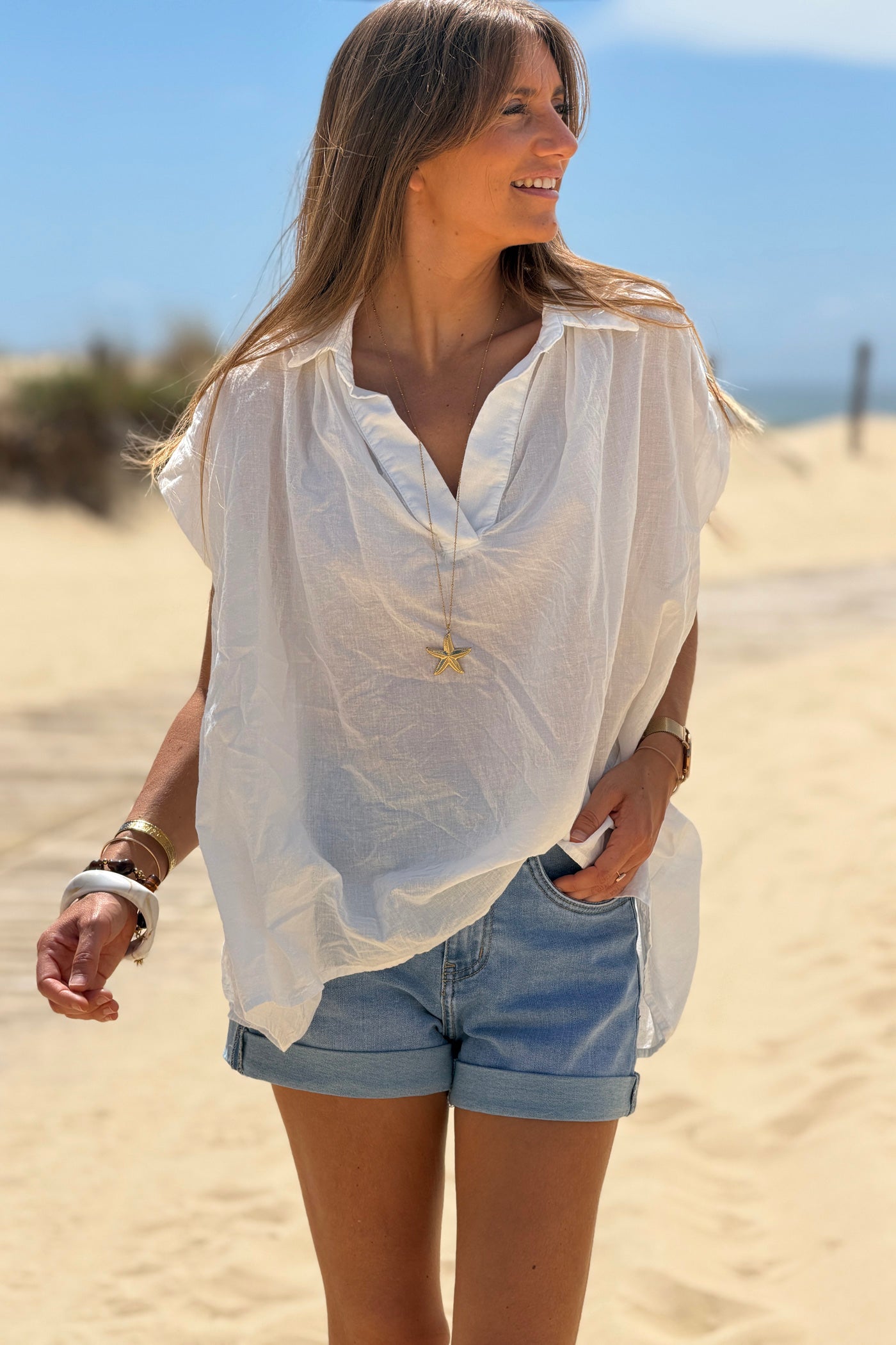 Blouse blanche en voile de coton large col chemise en v manches courtes