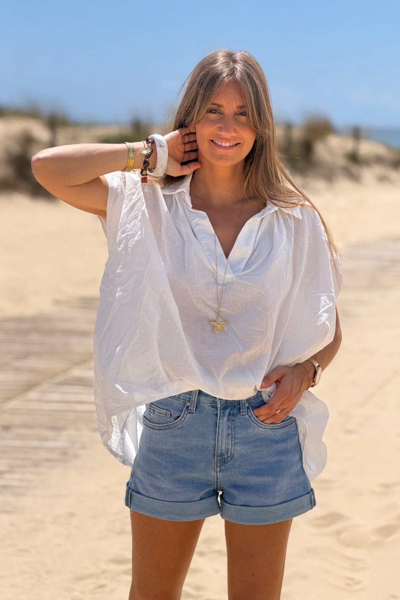 Blouse blanche en voile de coton large col chemise en v manches courtes