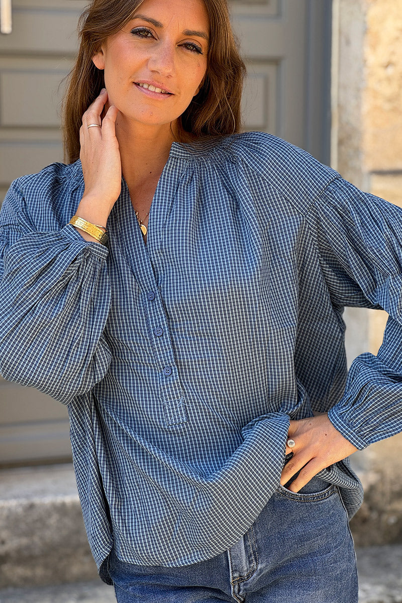Blouse bleu petits carreaux vichy col mao et boutons