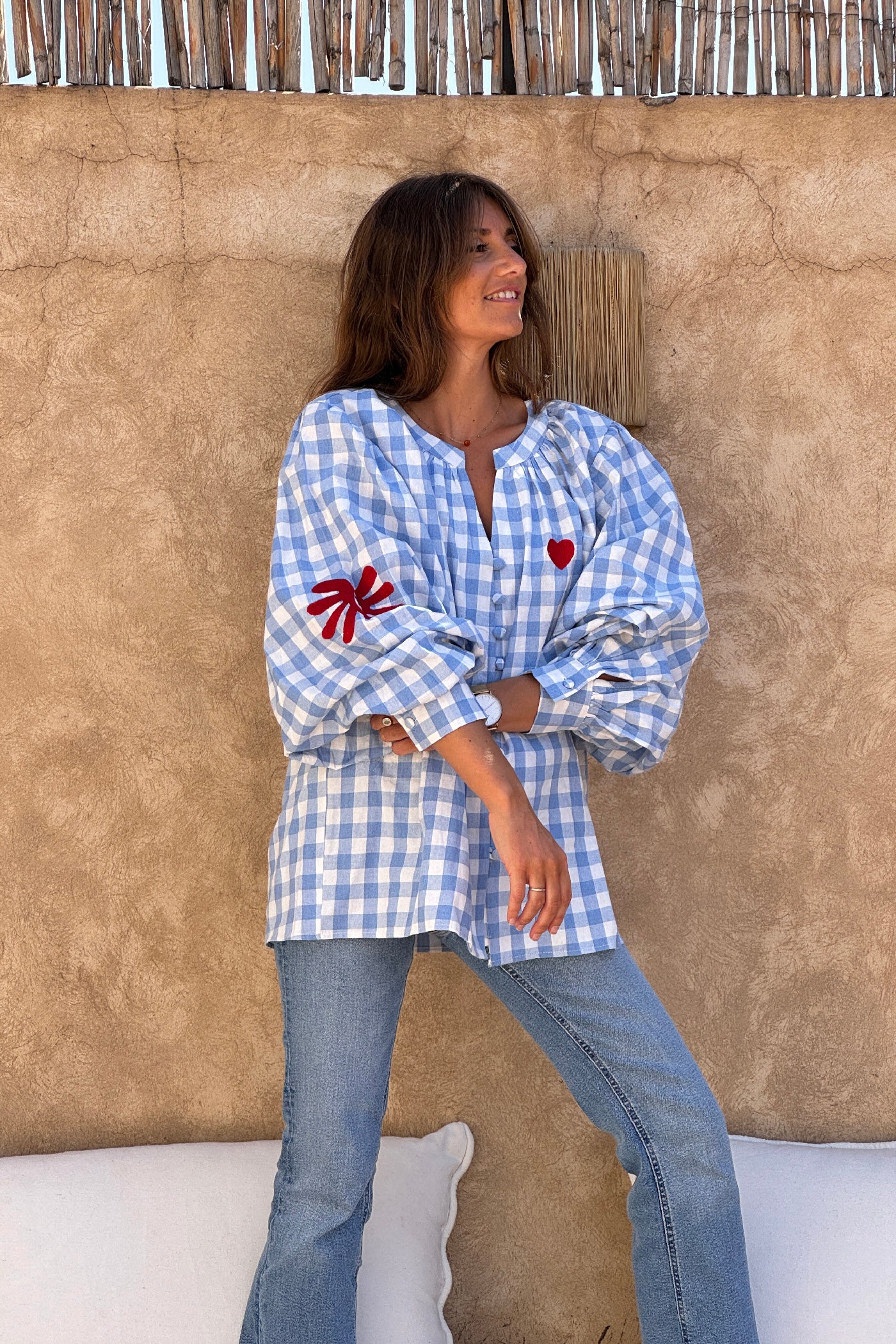 Blouse en coton carreaux vichy bleus broderie coeur détail boutons à brides