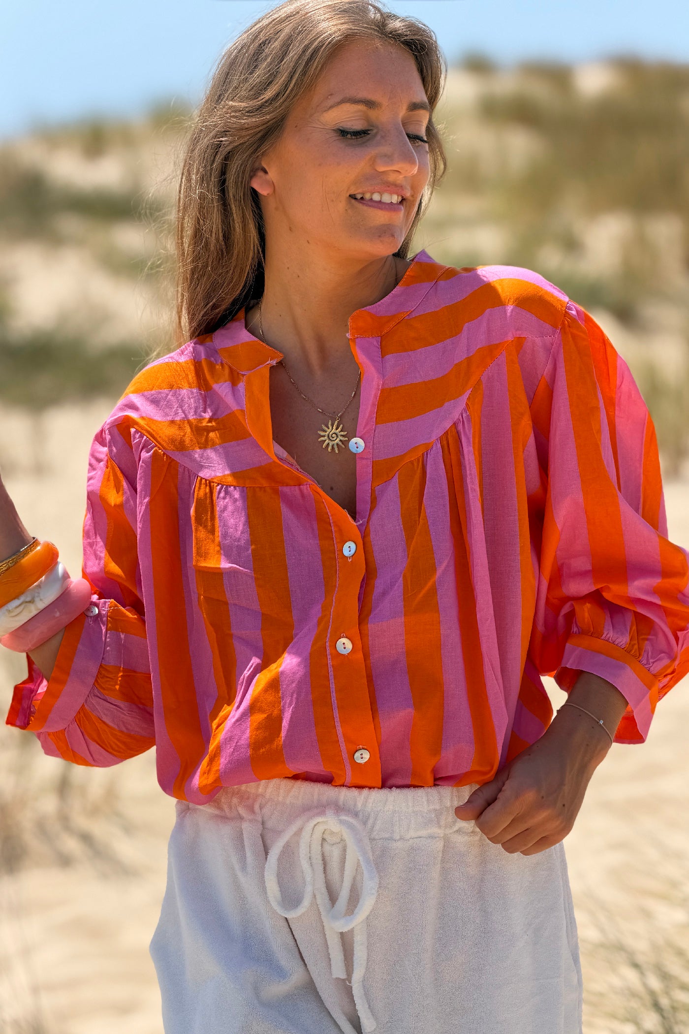 Blouse en coton imprimé à rayures roses et oranges avec boutons