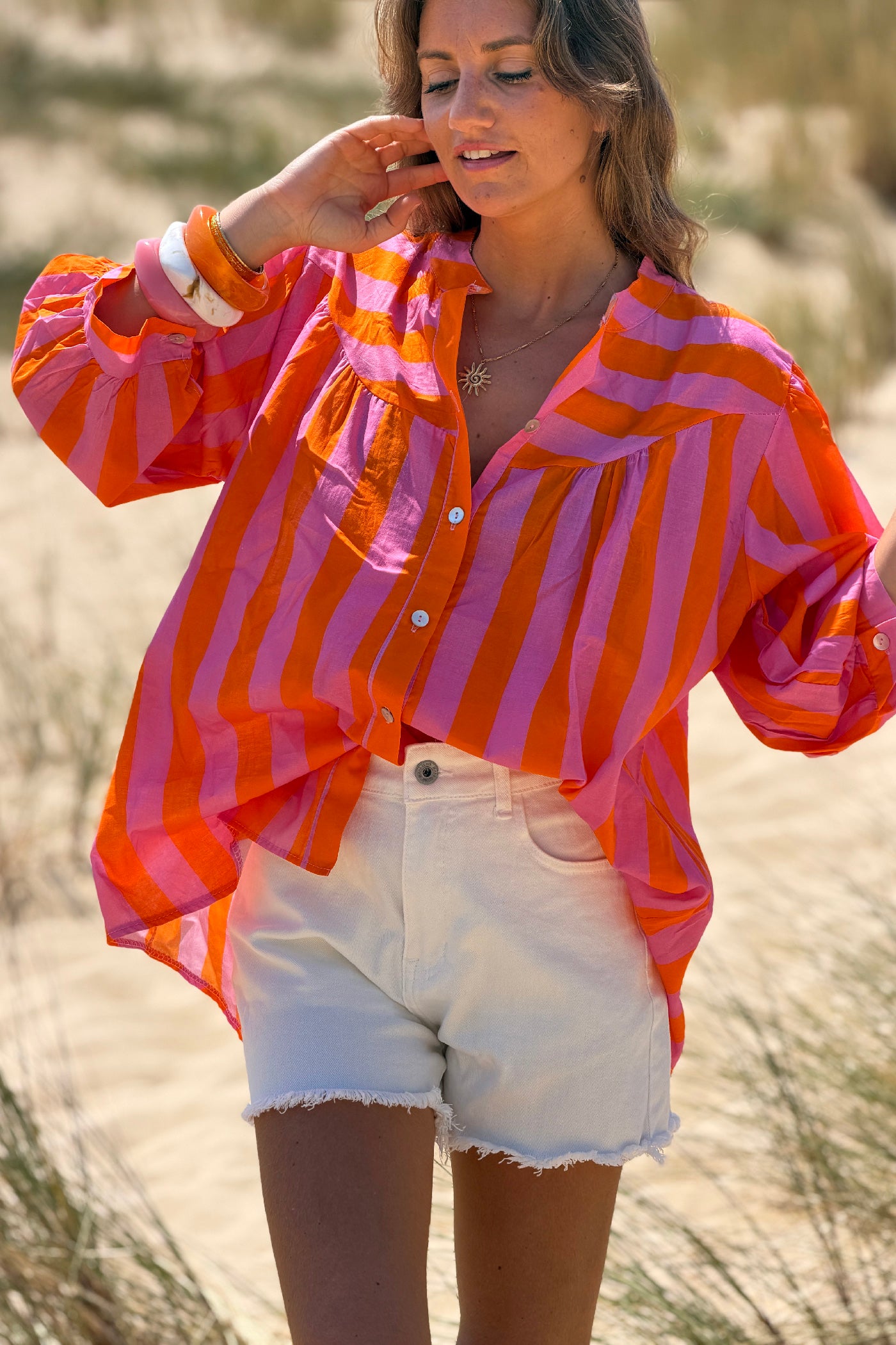 Blouse en coton imprimé à rayures roses et oranges avec boutons