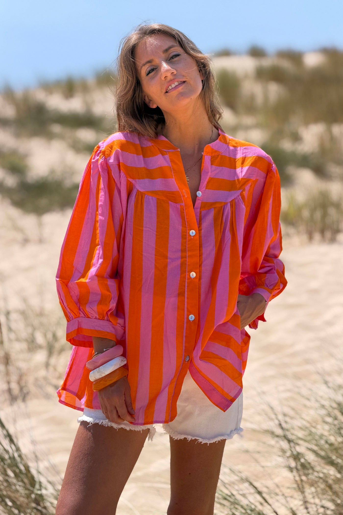 Blouse en coton imprimé à rayures roses et oranges avec boutons