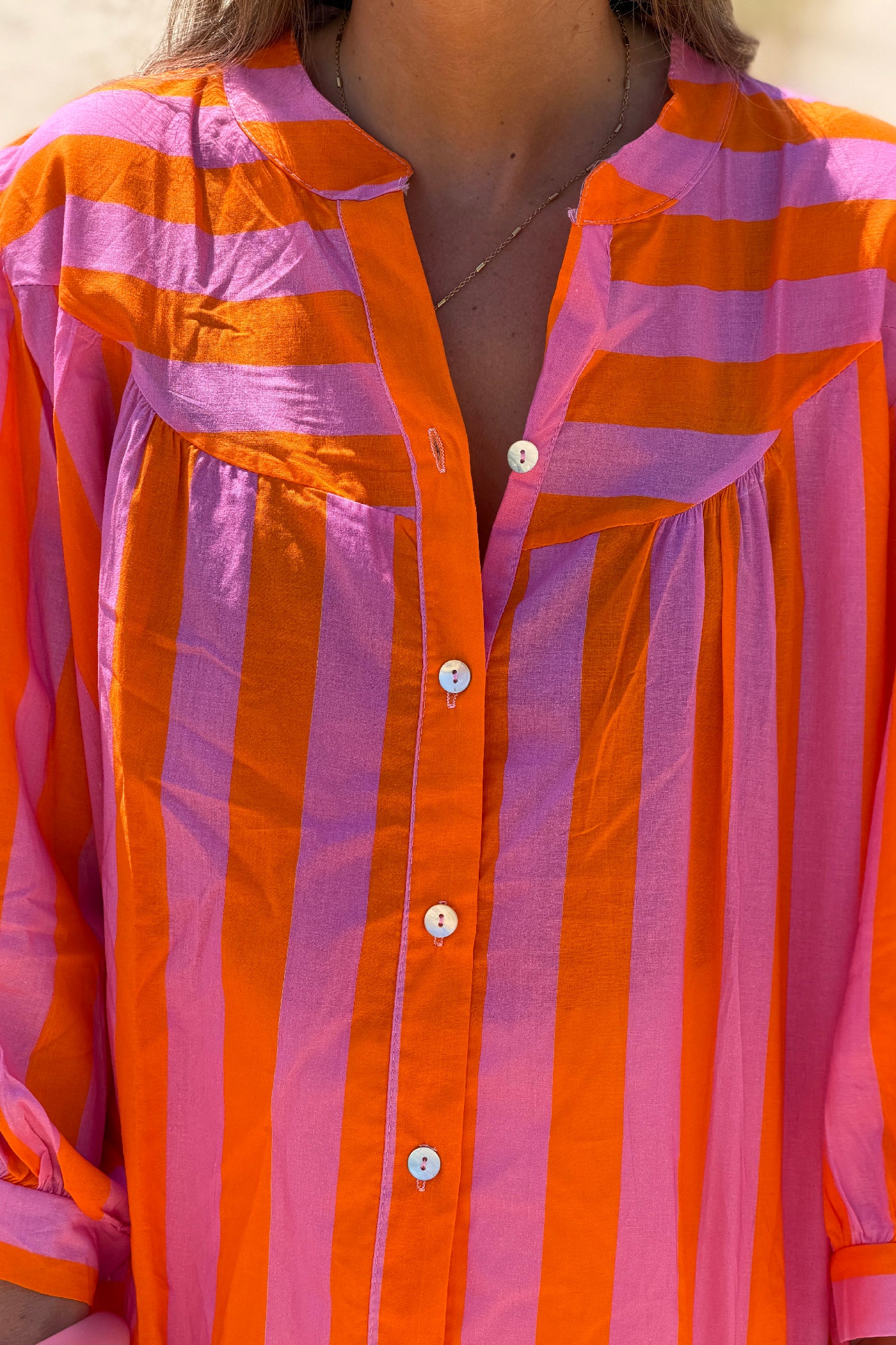 Blouse en coton imprimé à rayures roses et oranges avec boutons