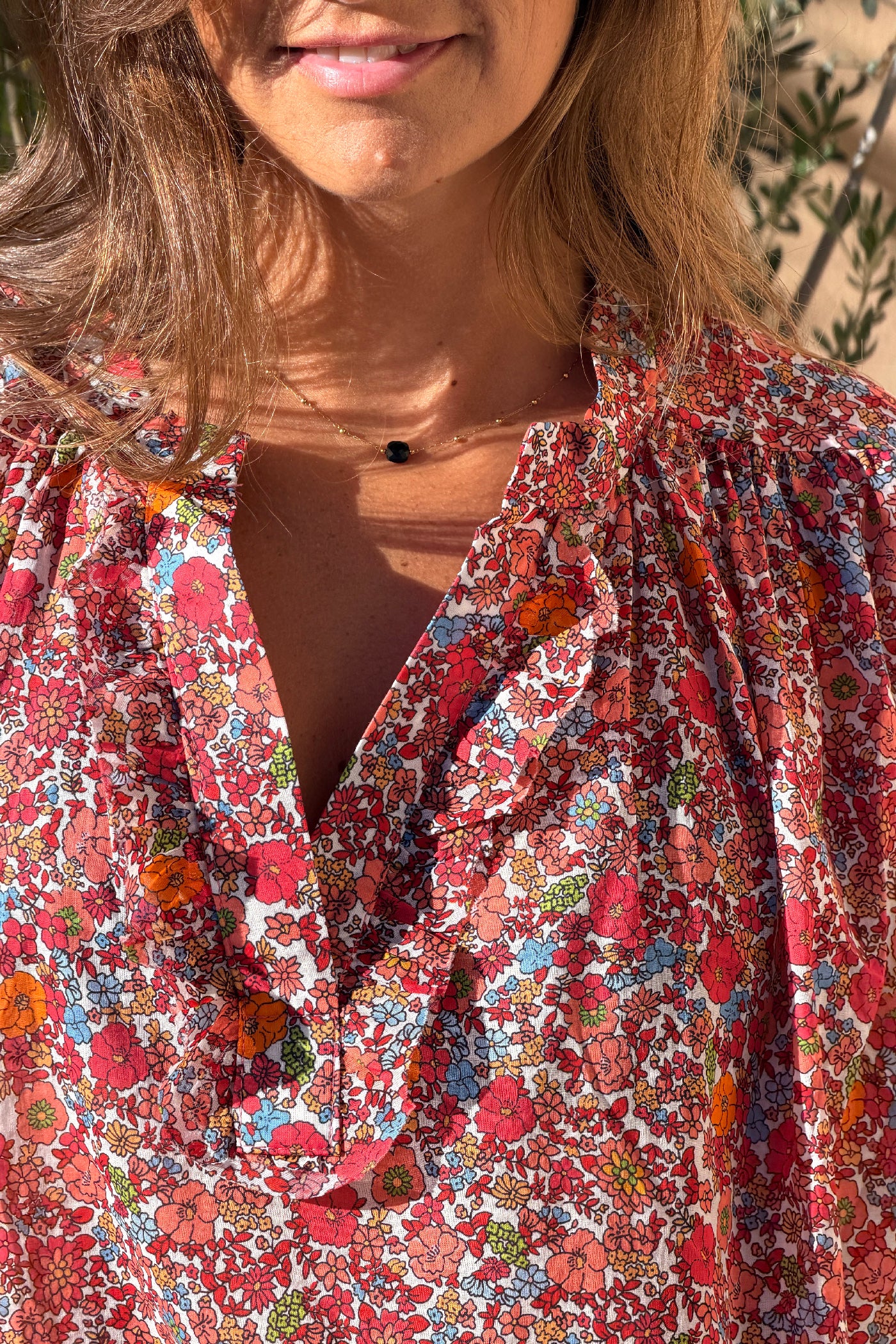 Blouse en coton imprimé fleurs tons oranges col v petits volants