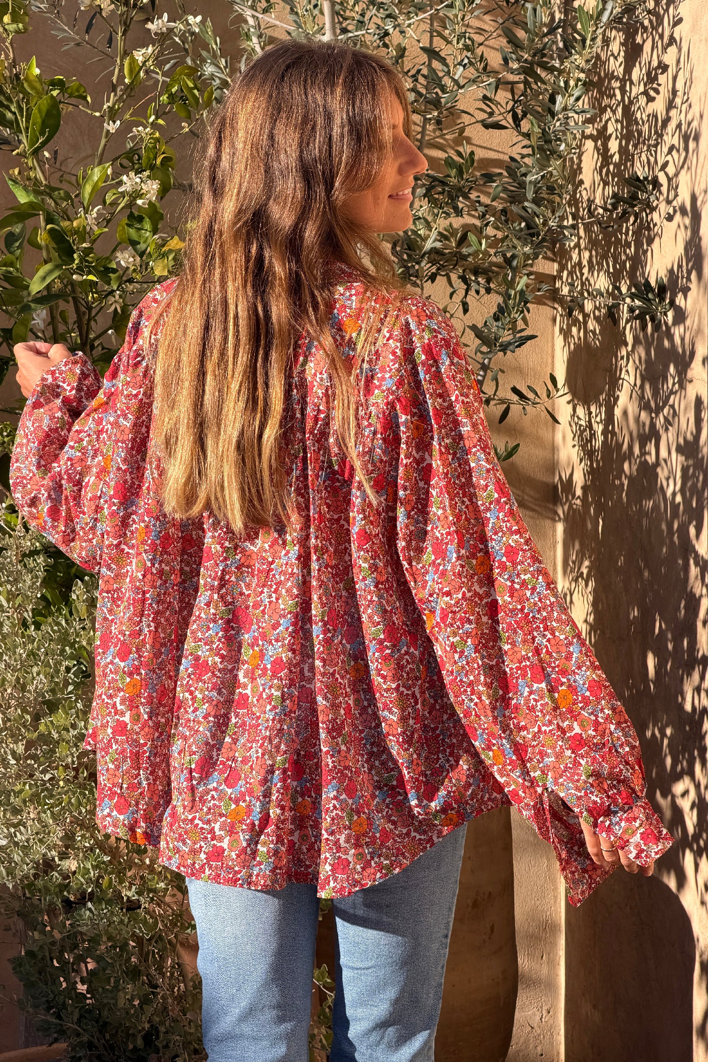 Blouse en coton imprimé fleurs tons oranges col v petits volants