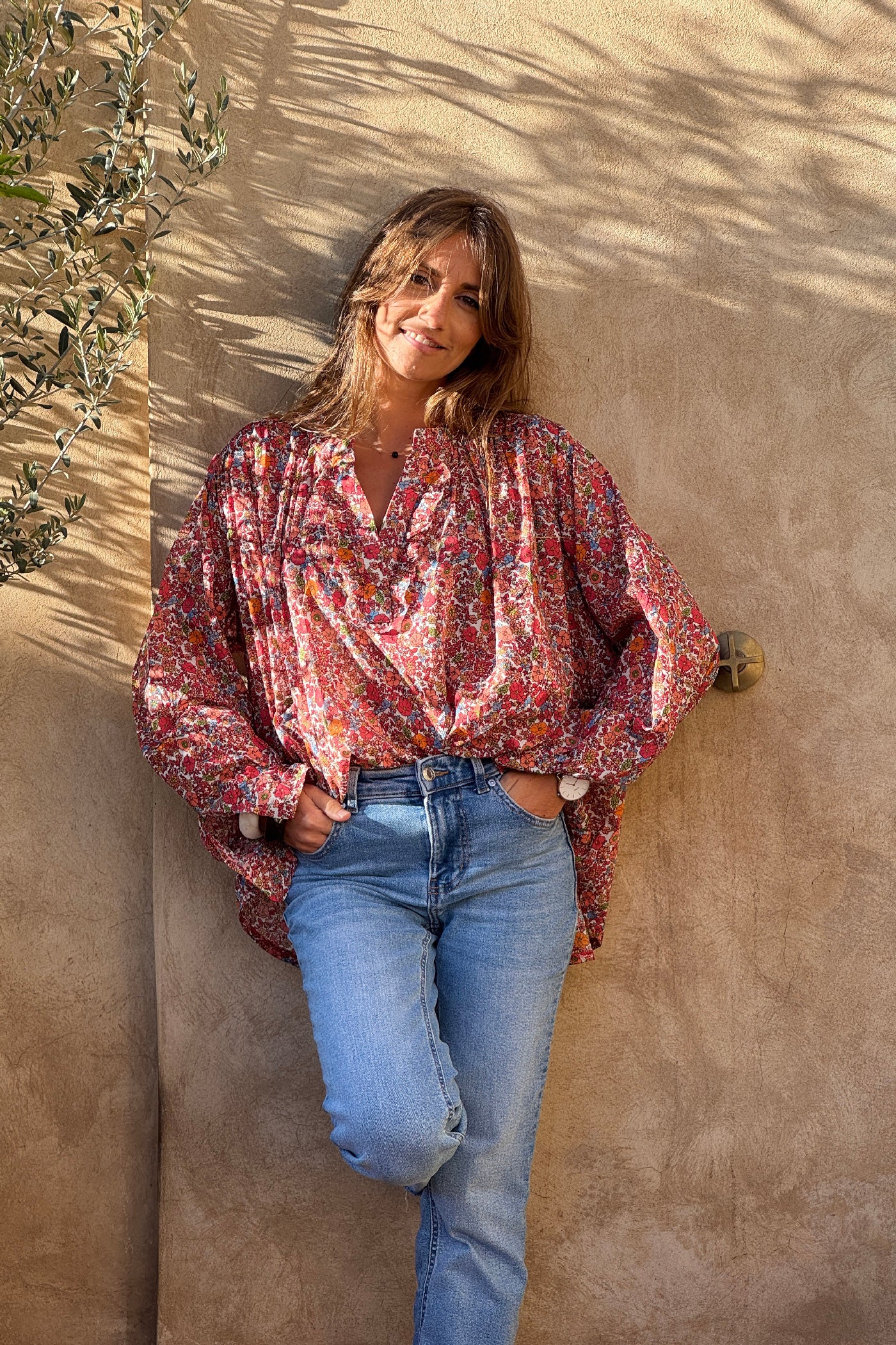 Blouse en coton imprimé fleurs tons oranges col v petits volants