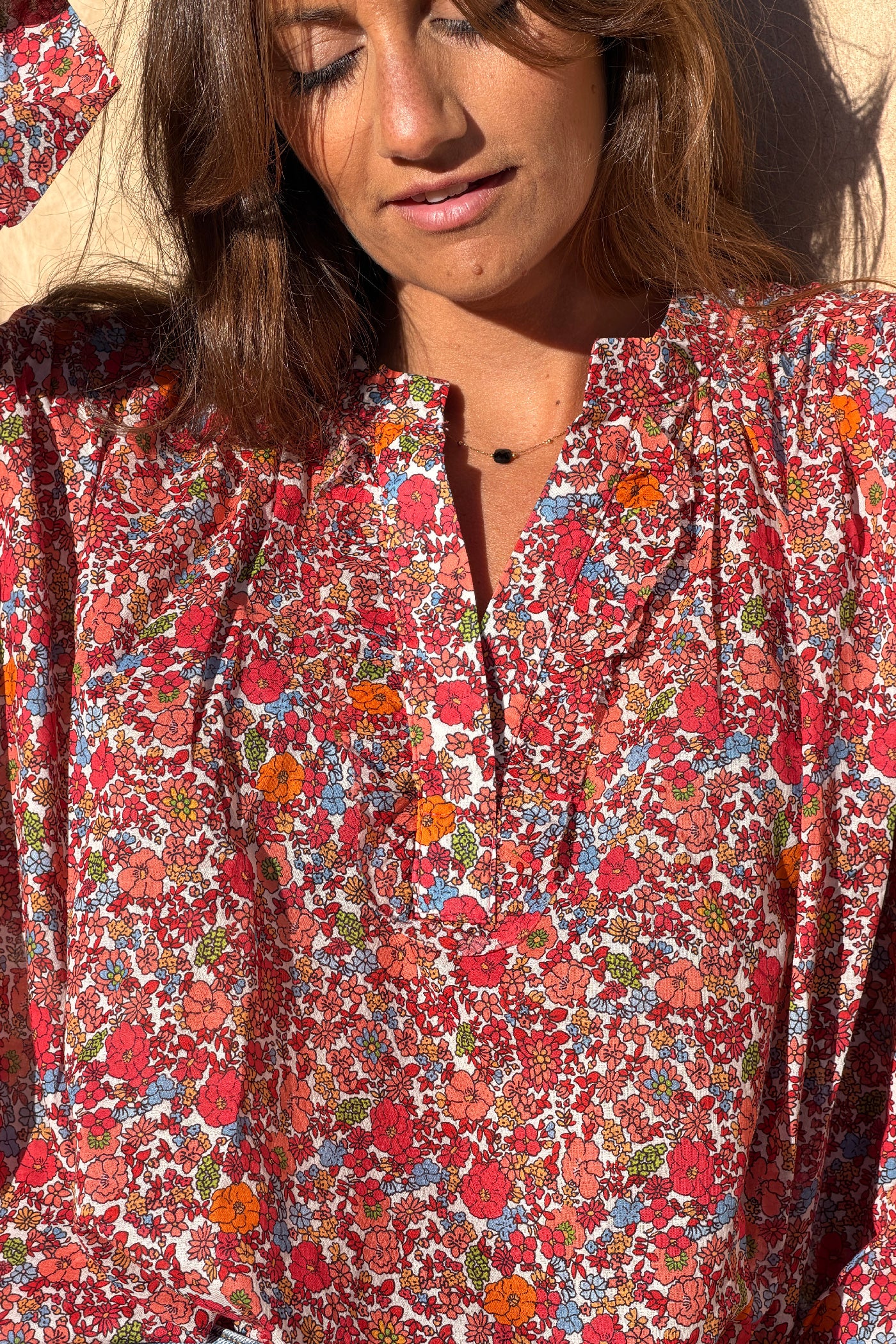 Blouse en coton imprimé fleurs tons oranges col v petits volants