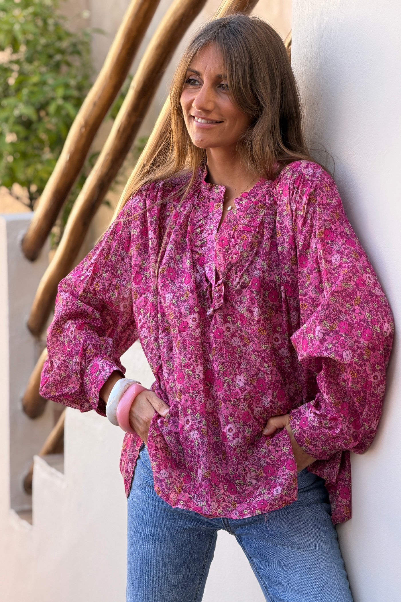 Blouse en coton rose fuchsia imprimé fleurs col v petits volants