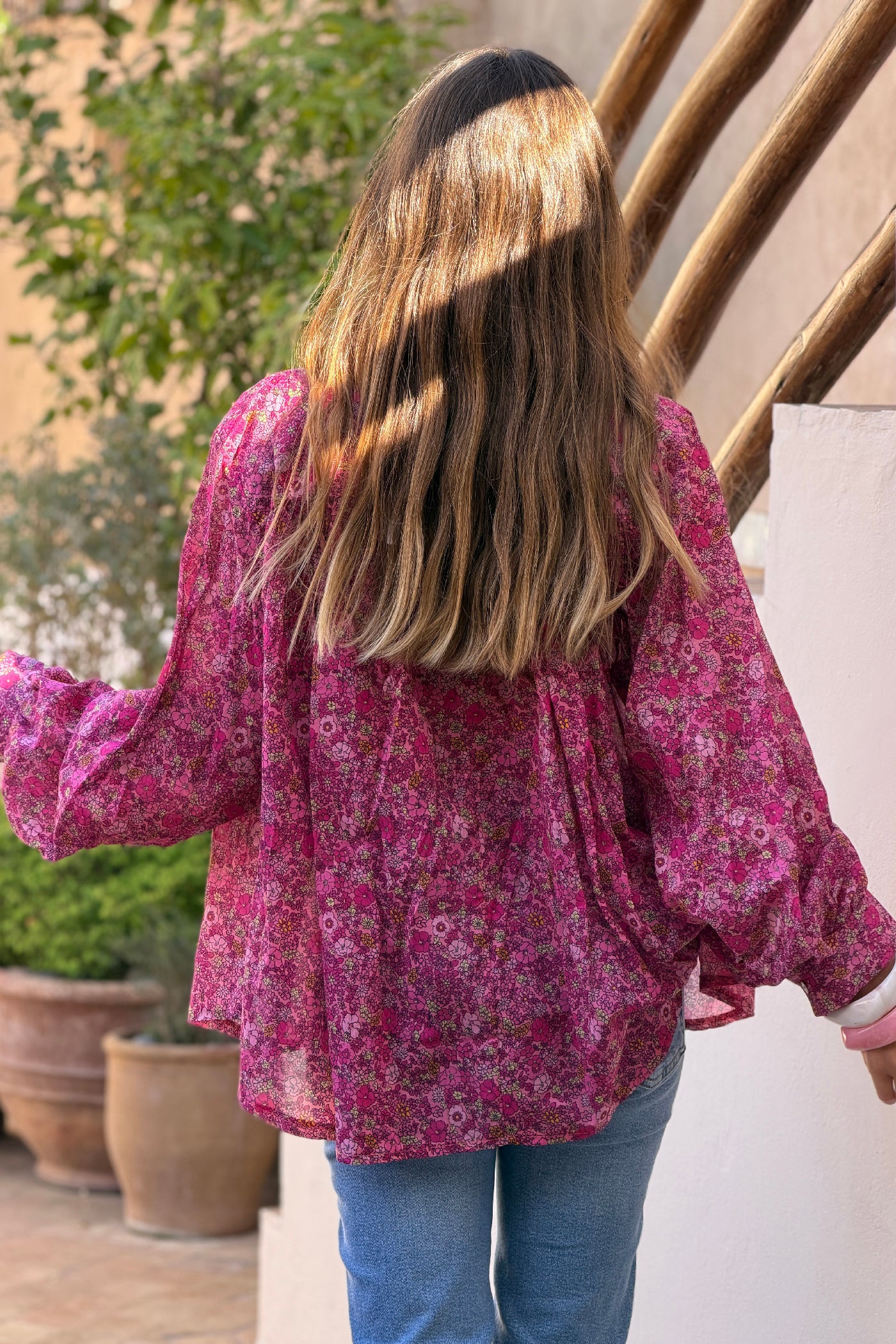 Blouse en coton rose fuchsia imprimé fleurs col v petits volants