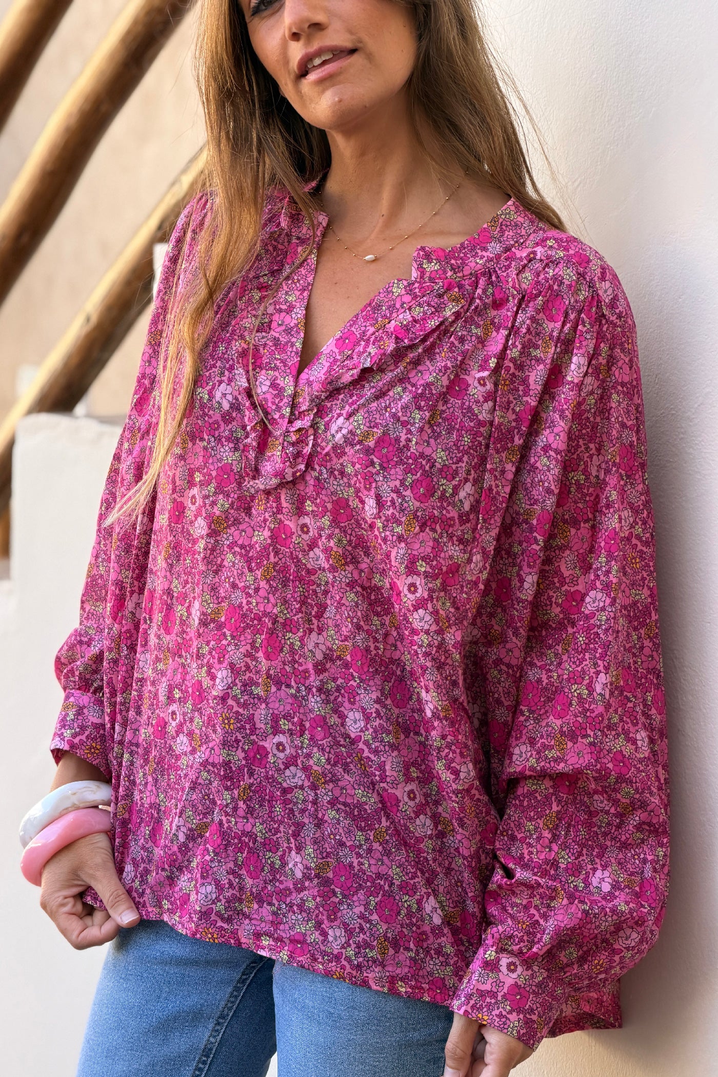 Blouse en coton rose fuchsia imprimé fleurs col v petits volants