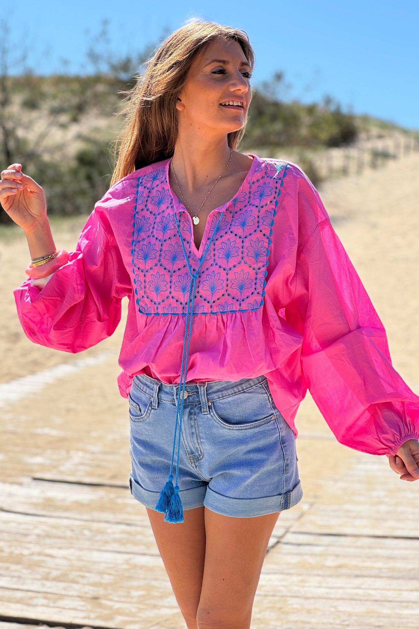 Blouse en coton rose fuchsia pompons et broderie bleue col