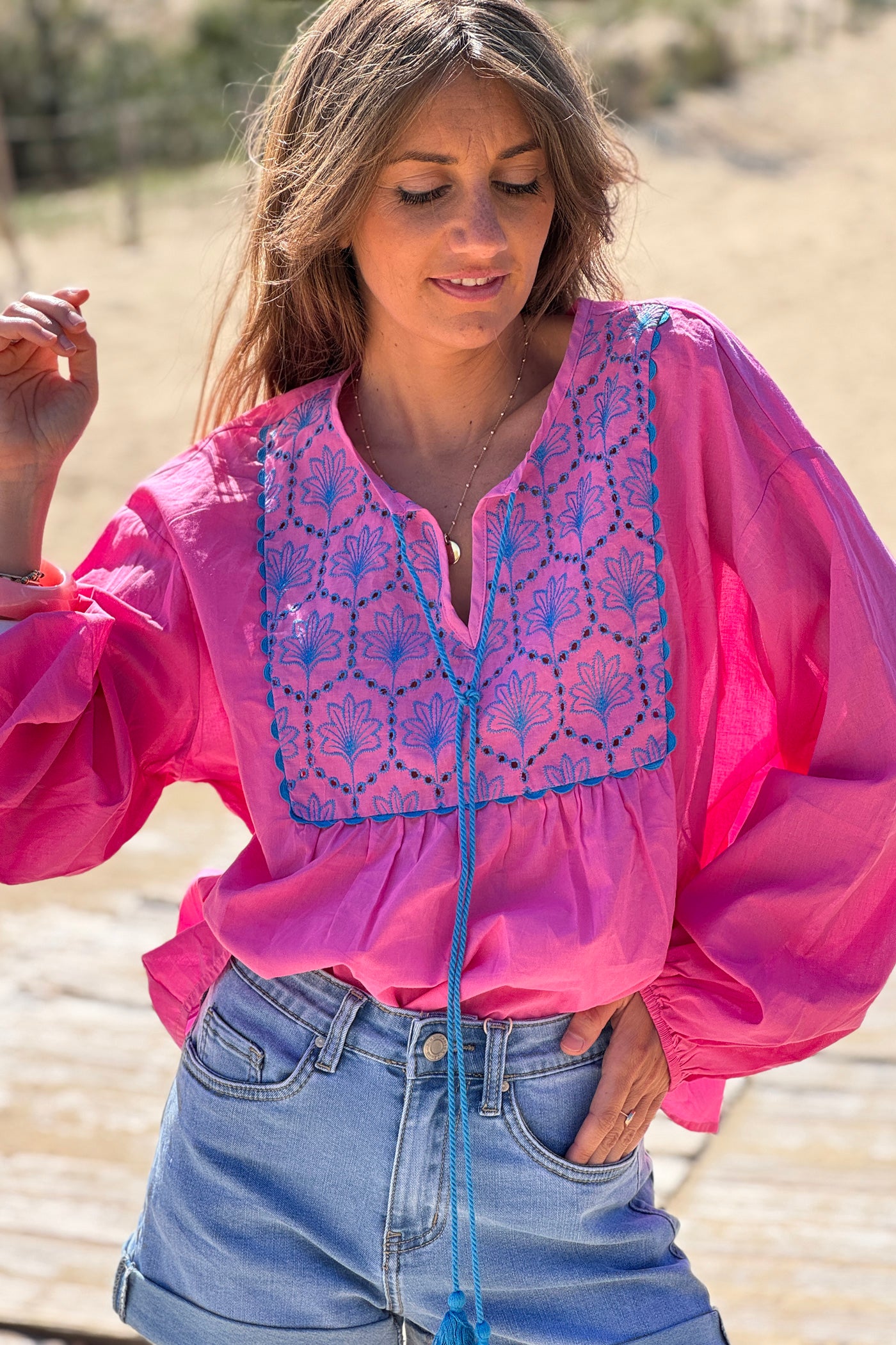 Blouse en coton rose fuchsia pompons et broderie bleue col