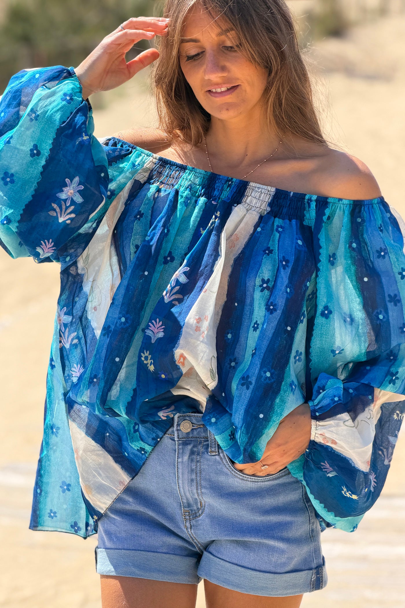 Blouse en voile de coton bleu col élastique motifs printemps fleurs