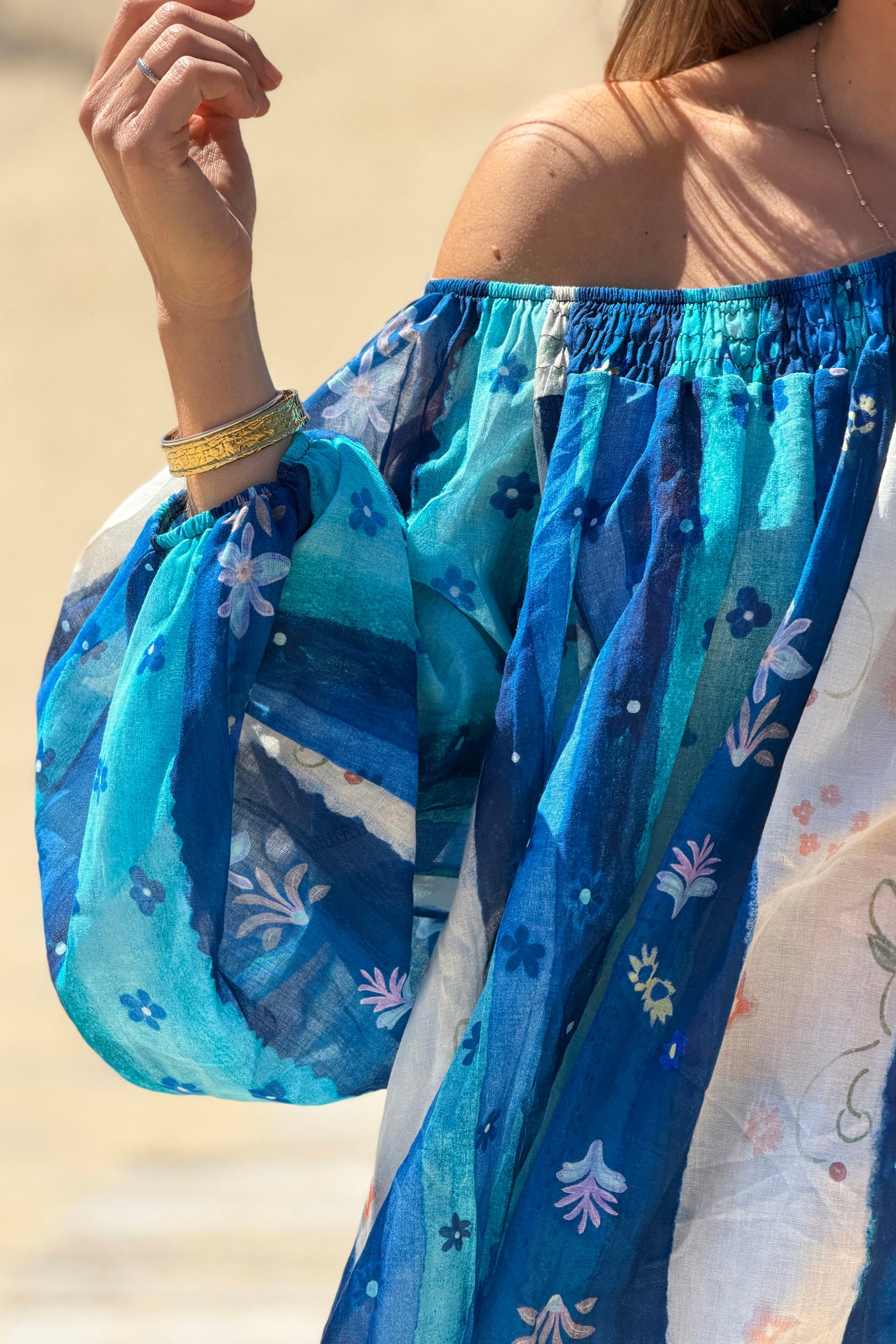 Blouse en voile de coton bleu col élastique motifs printemps fleurs