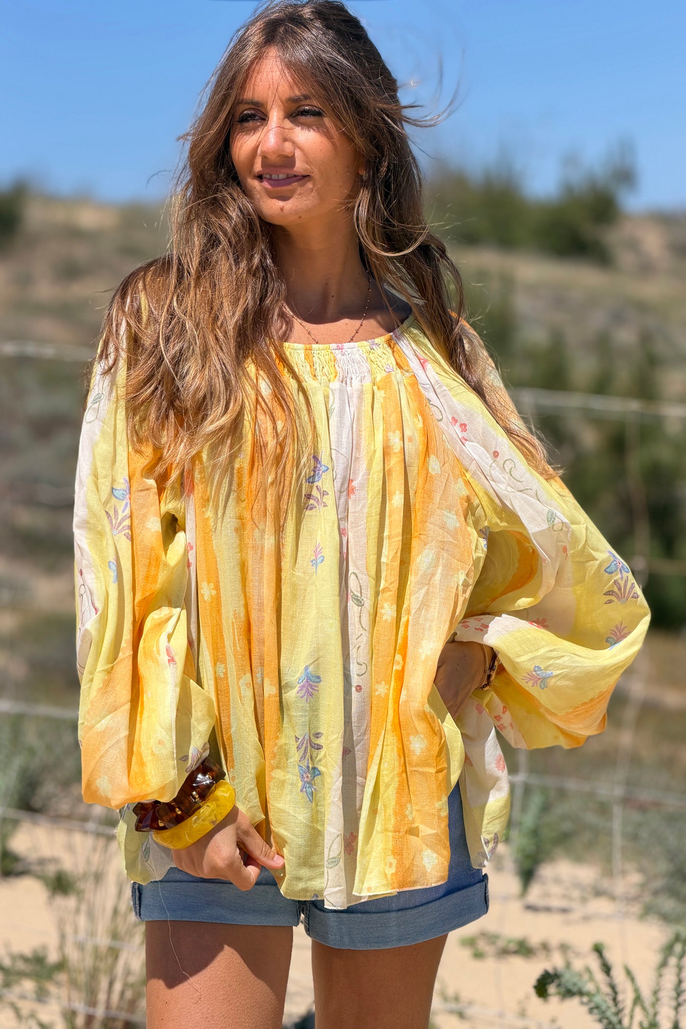 Blouse en voile de coton jaune col élastique motifs printemps fleurs