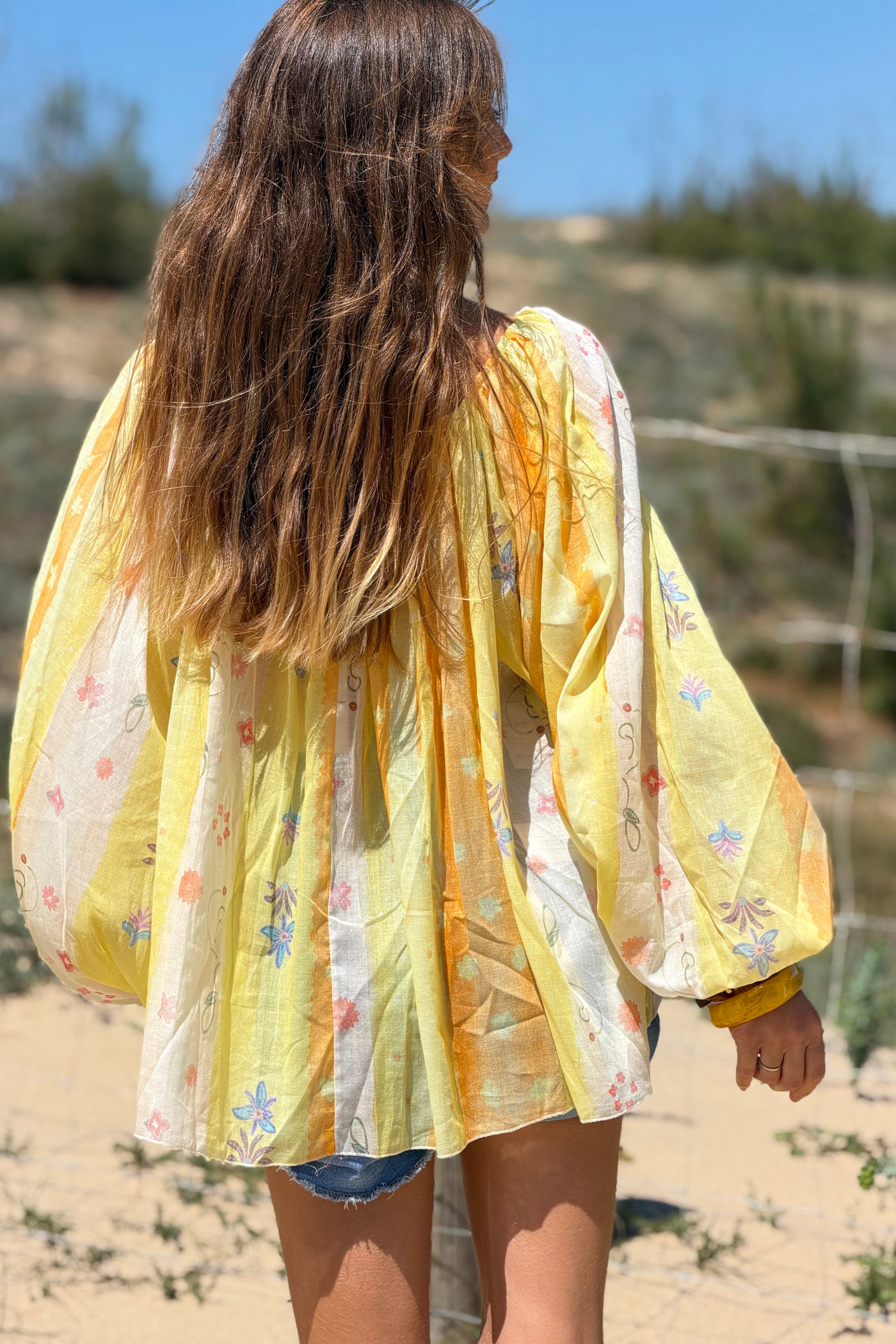 Blouse en voile de coton jaune col élastique motifs printemps fleurs