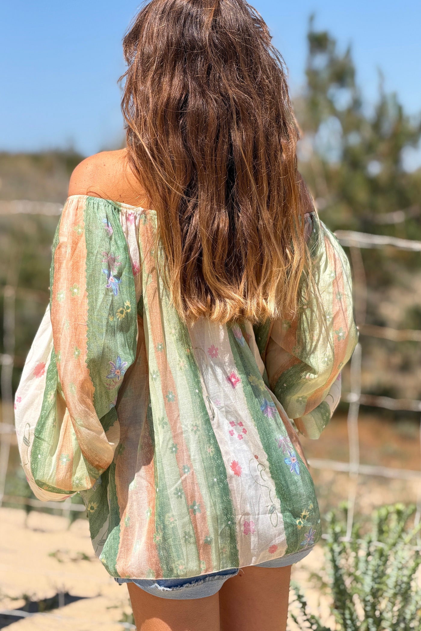 Blouse en voile de coton kaki col élastique motifs printemps fleurs