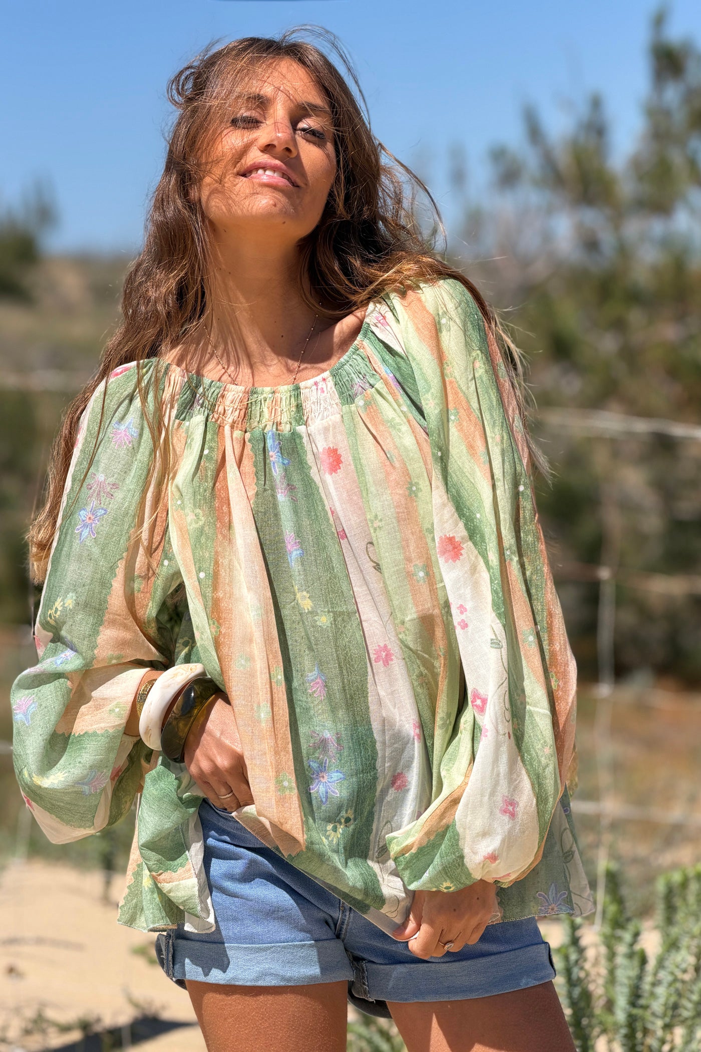 Blouse en voile de coton kaki col élastique motifs printemps fleurs