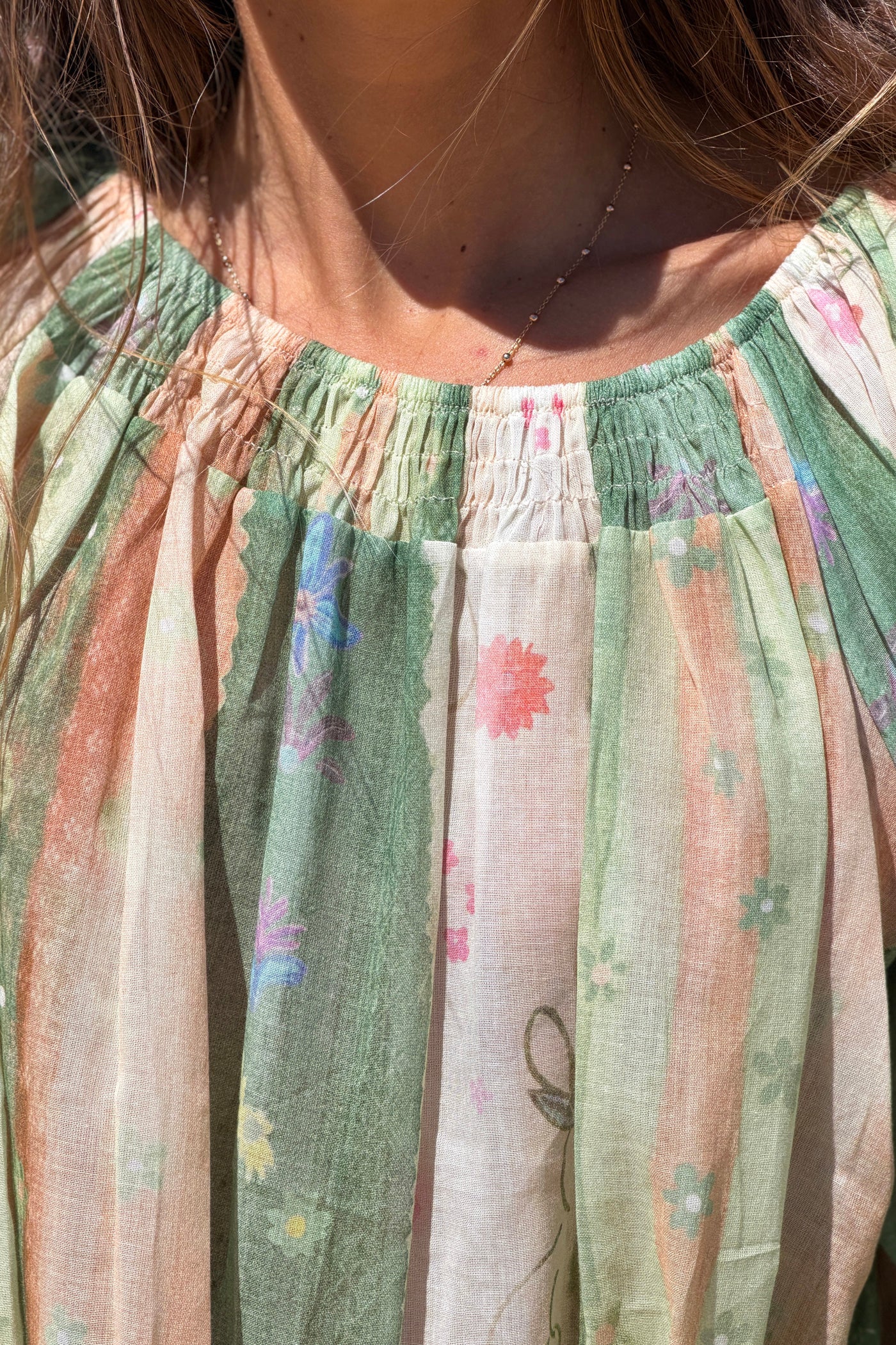 Blouse en voile de coton kaki col élastique motifs printemps fleurs