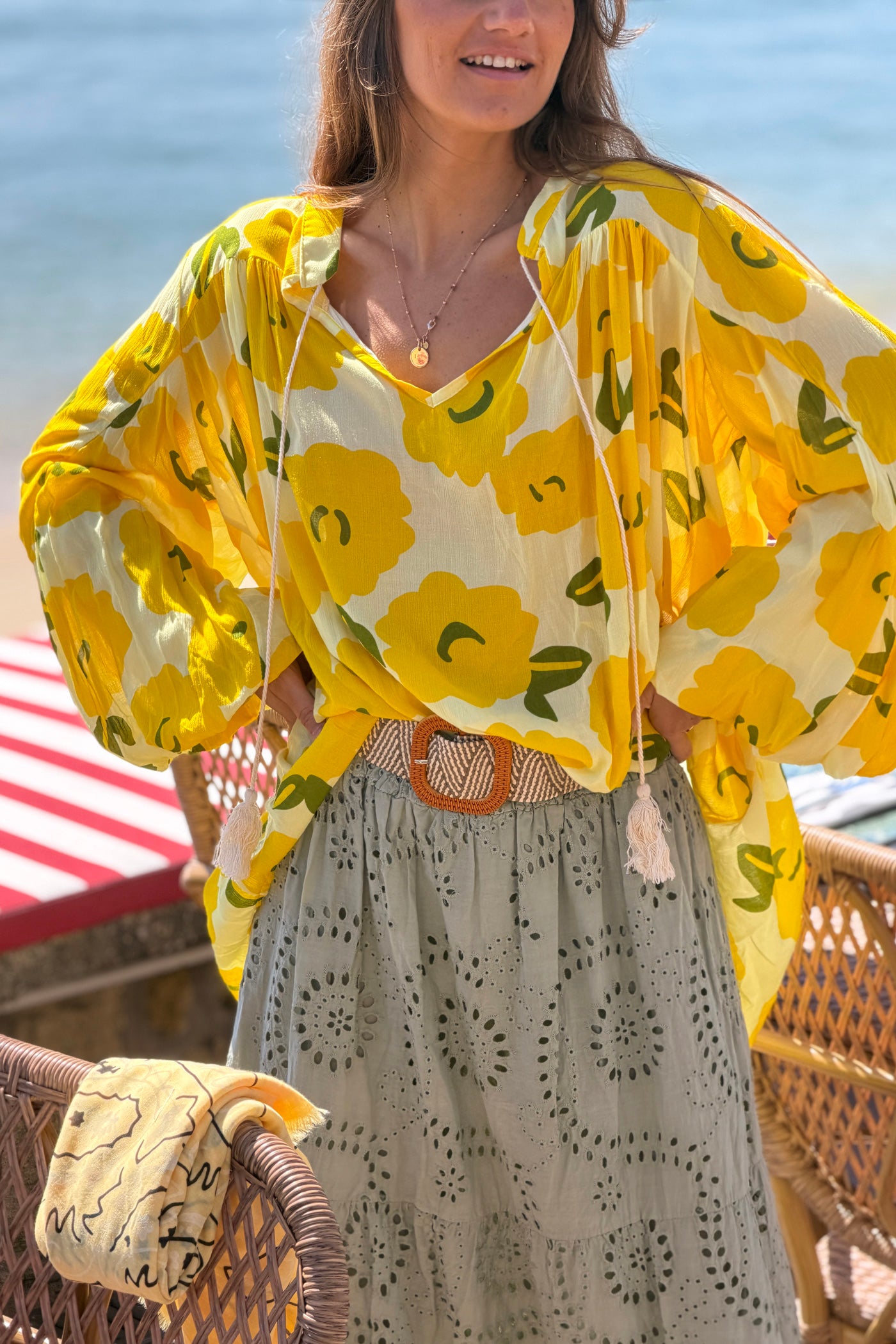 Blouse fluide imprime grosses fleurs jaunes manches bouffantes