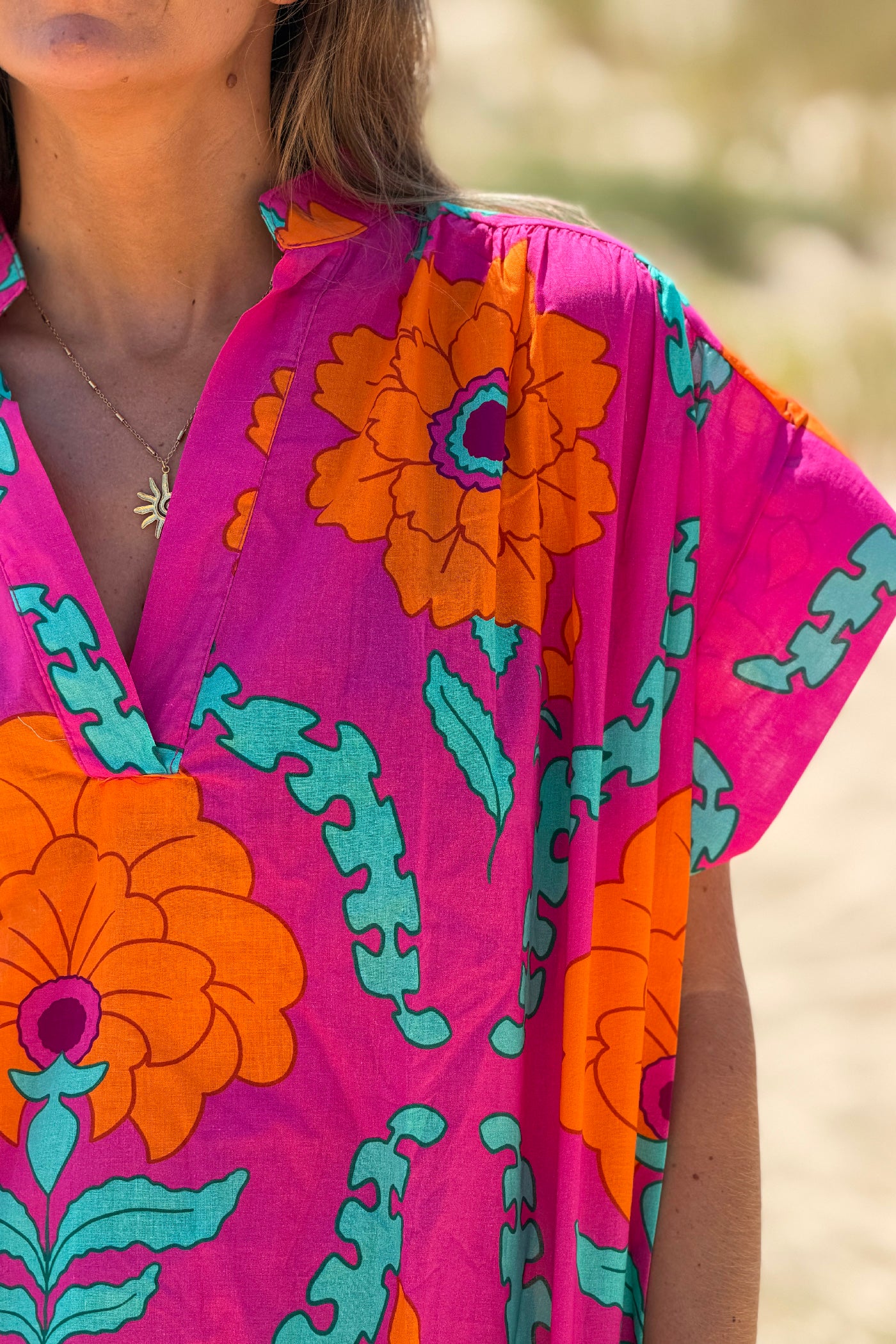Blouse fuchsia grosses fleurs orange col v
