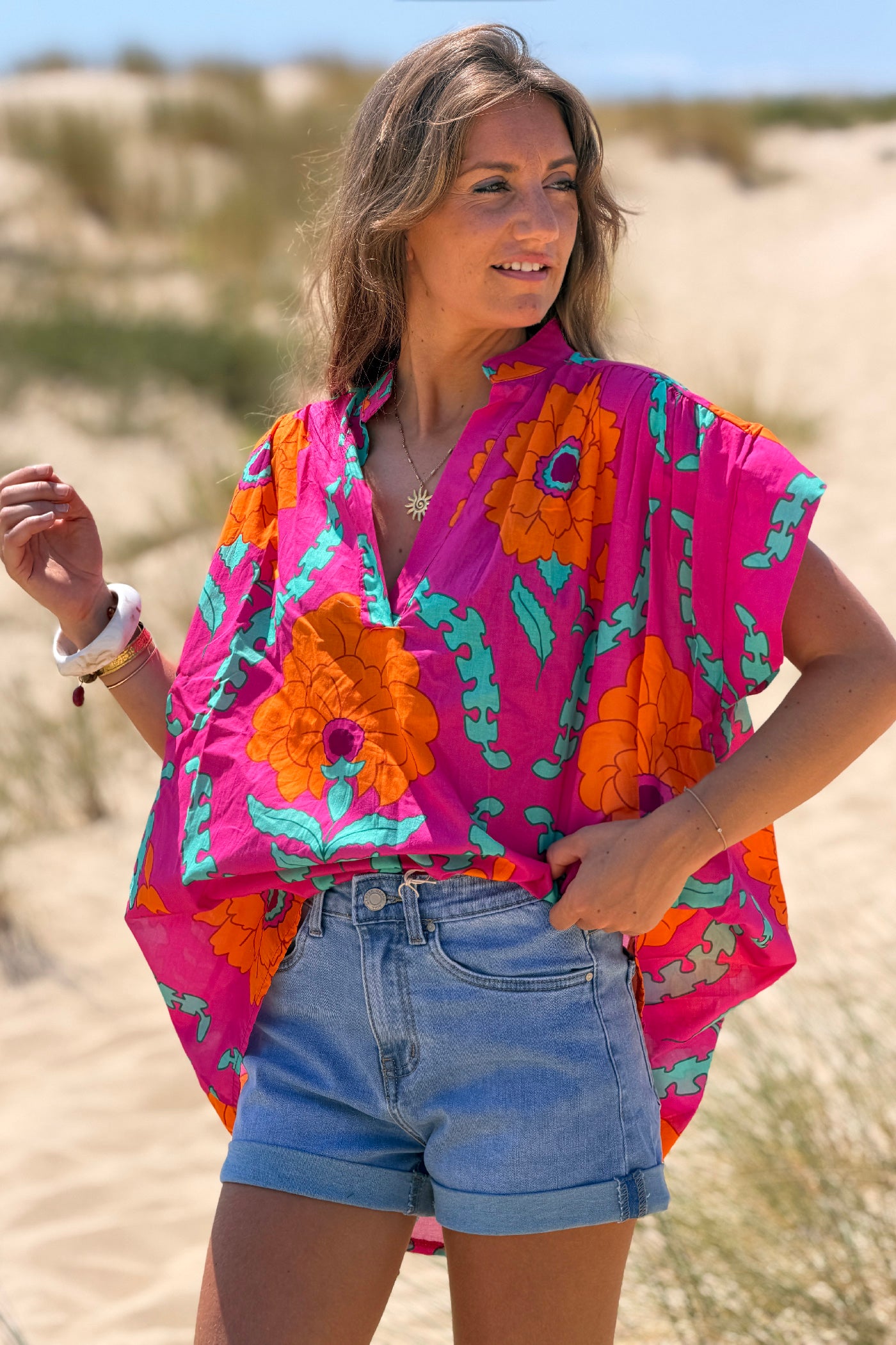 Blouse fuchsia grosses fleurs orange col v