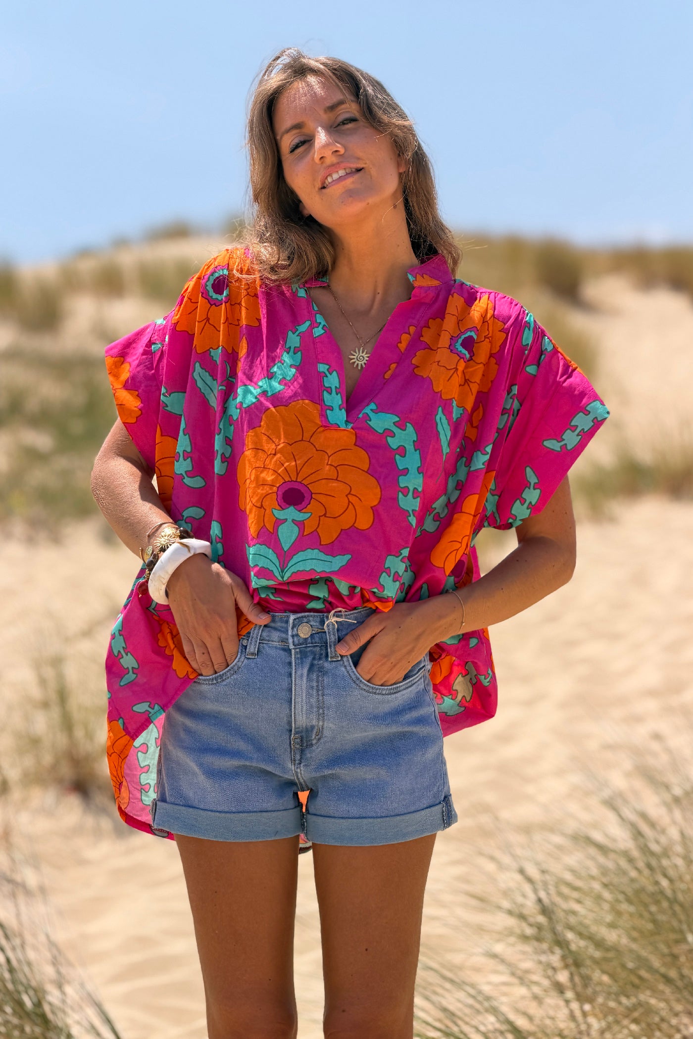 Blouse fuchsia grosses fleurs orange col v