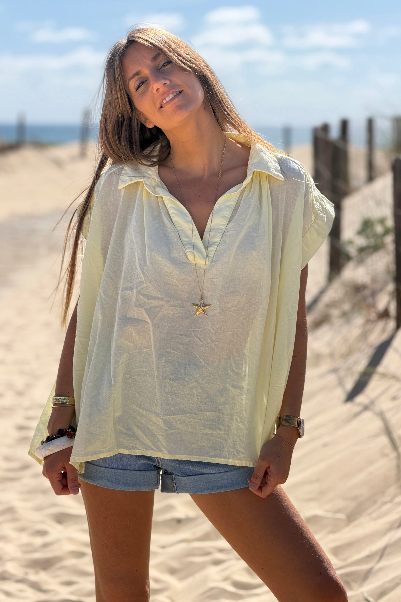 Blouse jaune pale en voile de coton large col chemise en v manches courtes