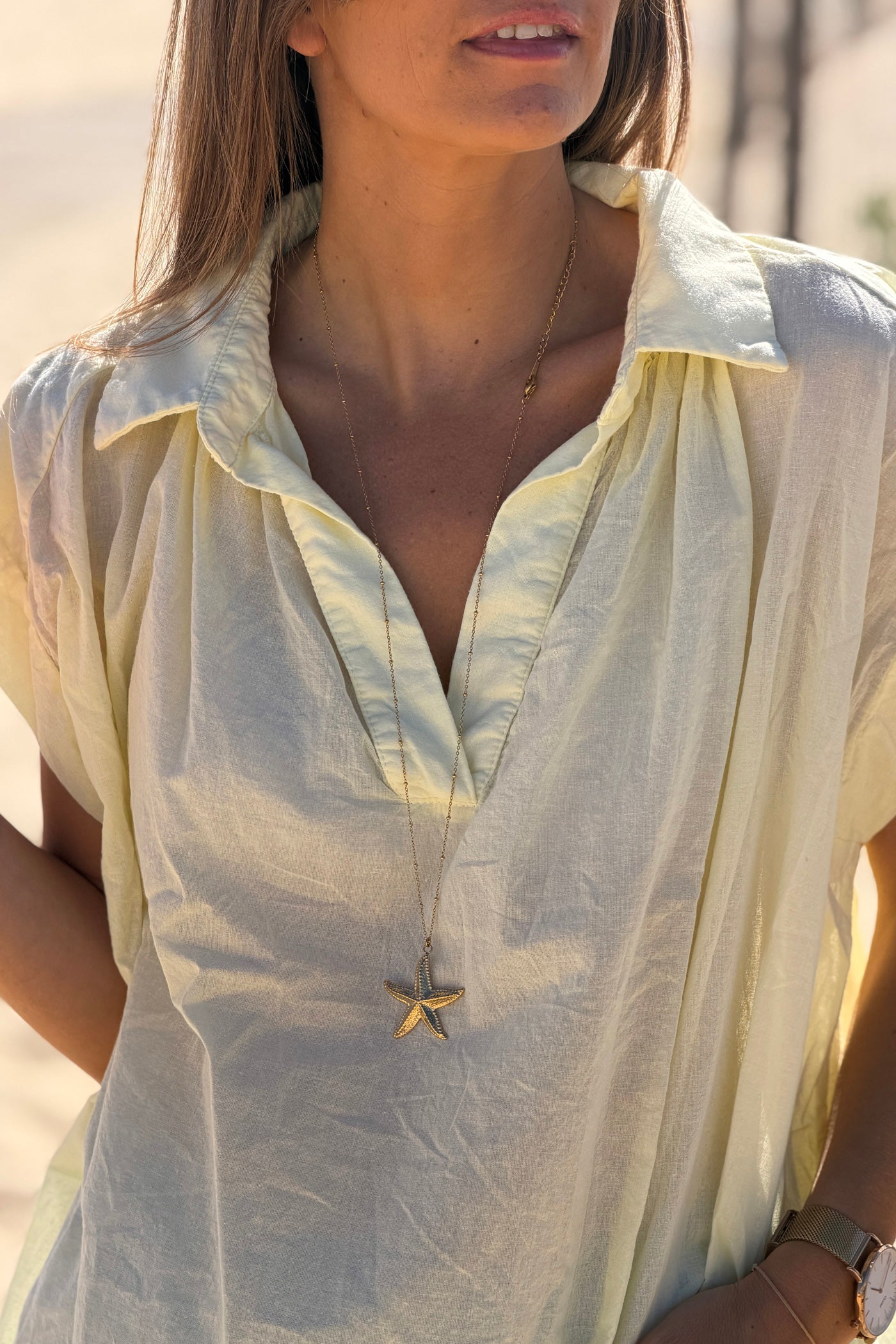 Blouse jaune pale en voile de coton large col chemise en v manches courtes