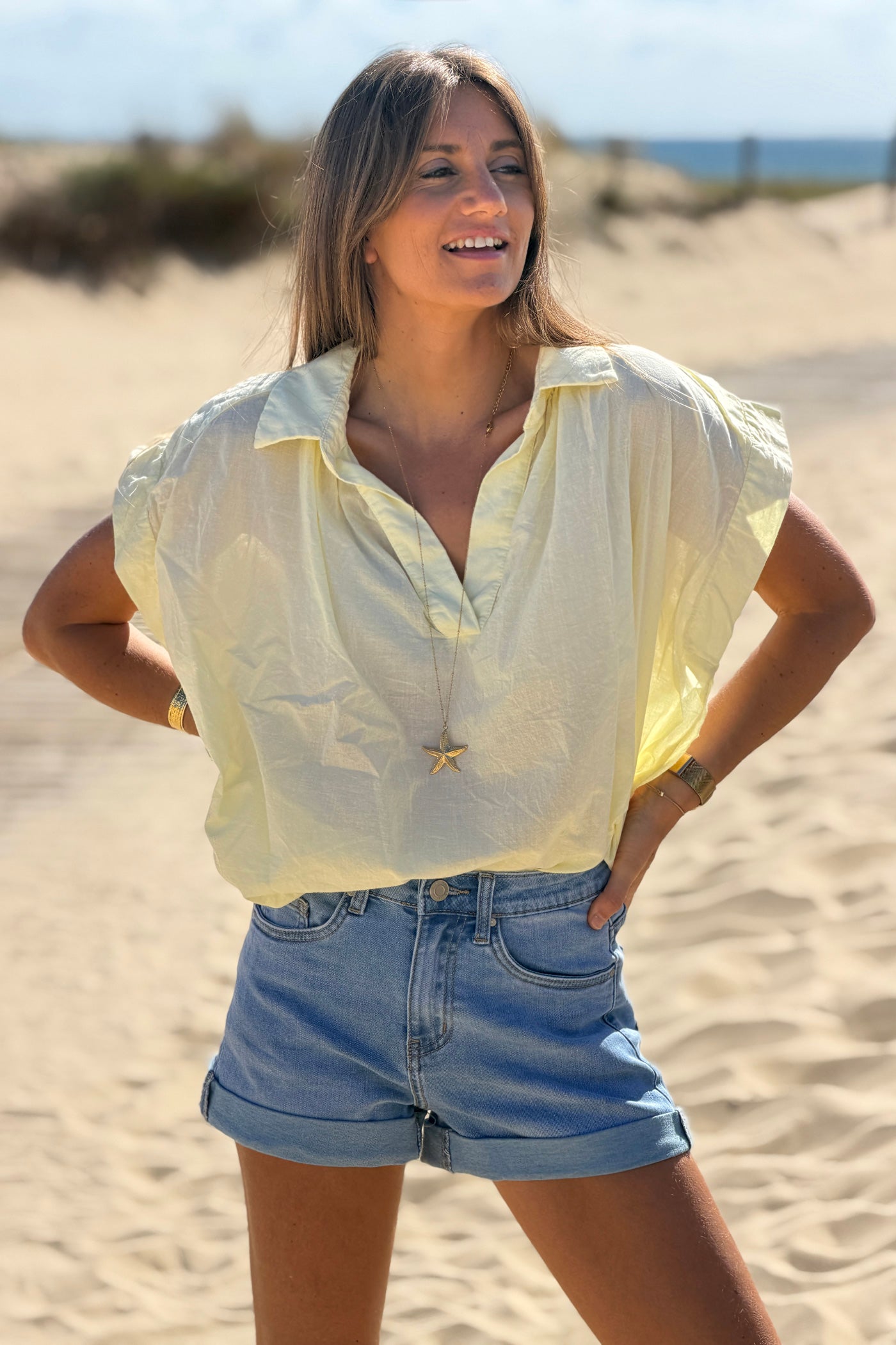 Blouse jaune pale en voile de coton large col chemise en v manches courtes