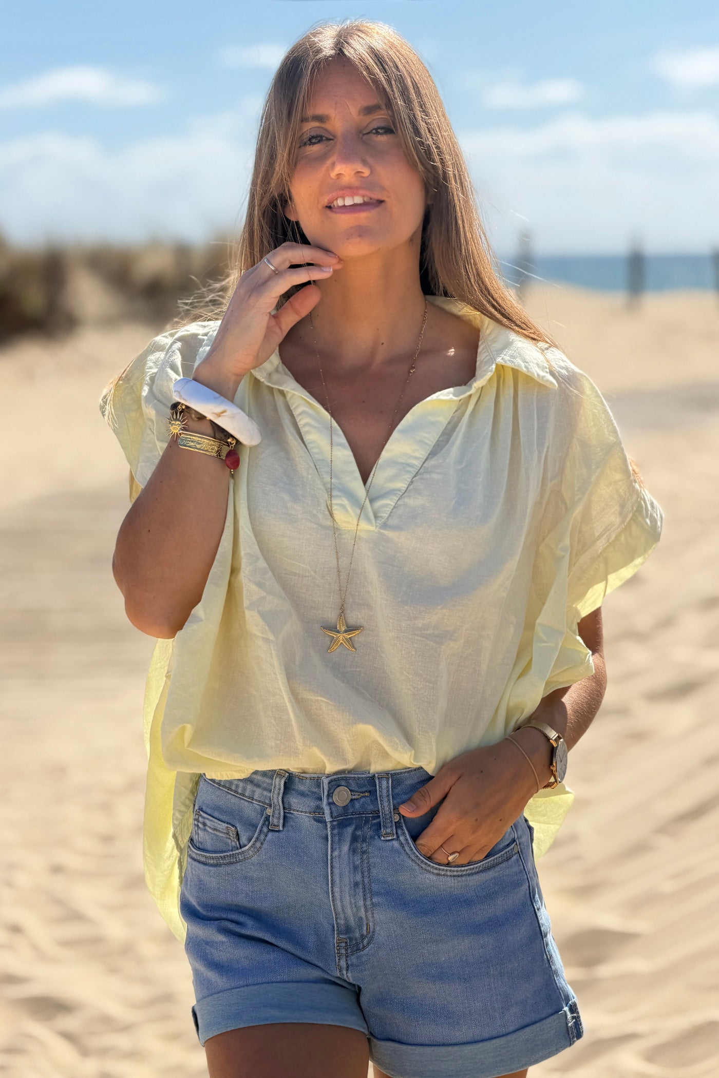 Blouse jaune pale en voile de coton large col chemise en v manches courtes