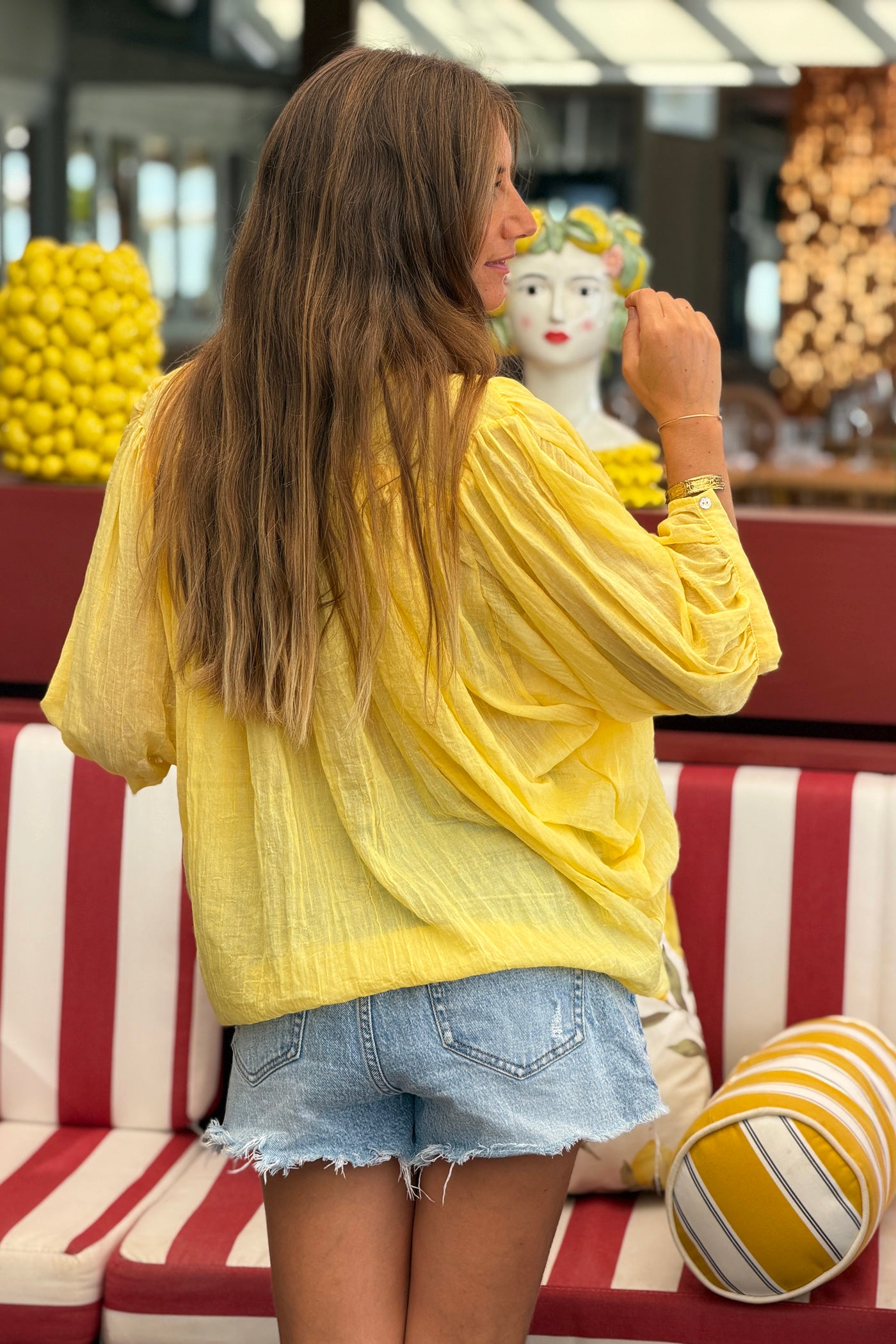 Blouse large boutonnée en voile de coton jaune manches trois-quart