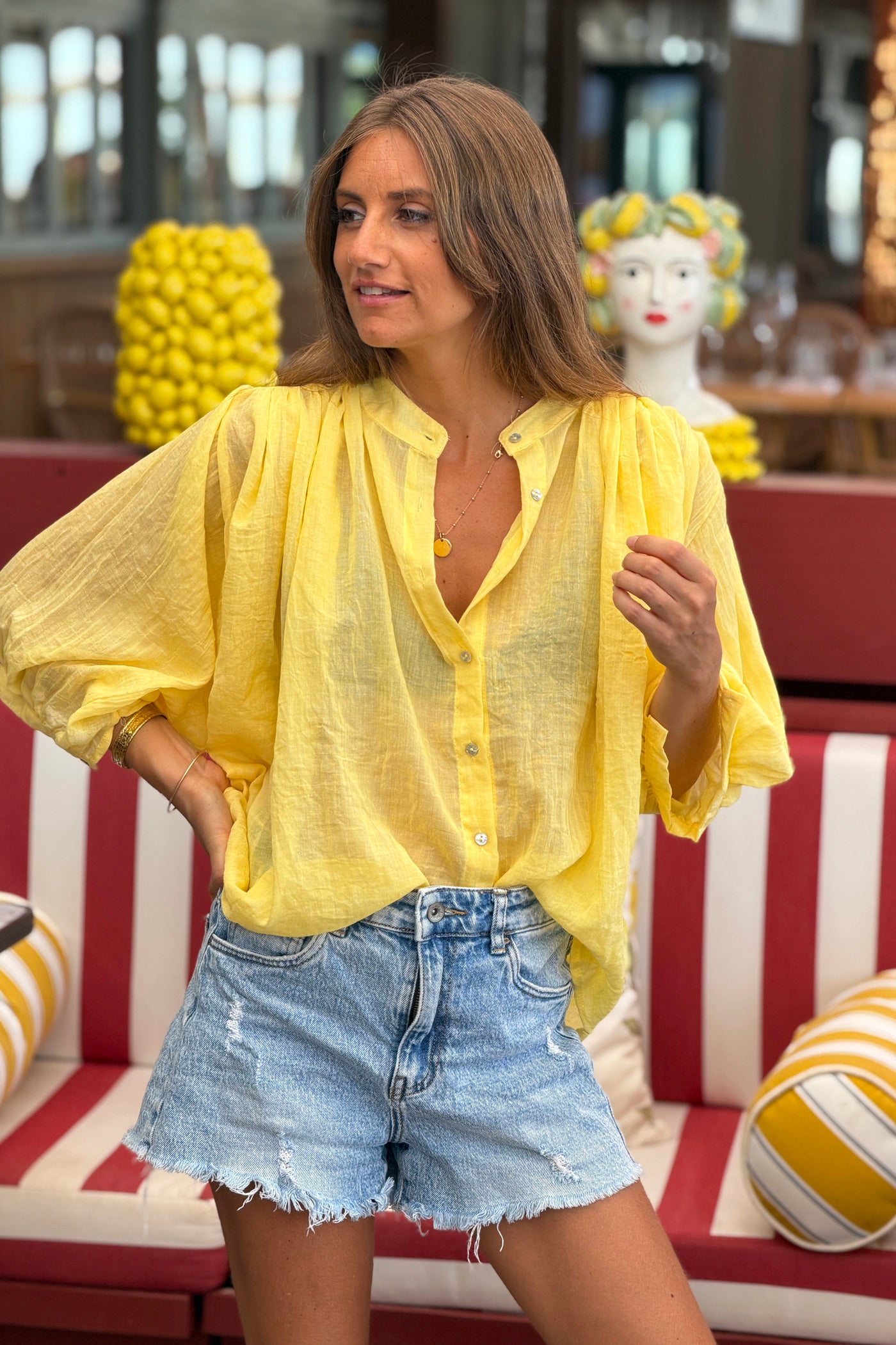 Blouse large boutonnée en voile de coton jaune manches trois-quart