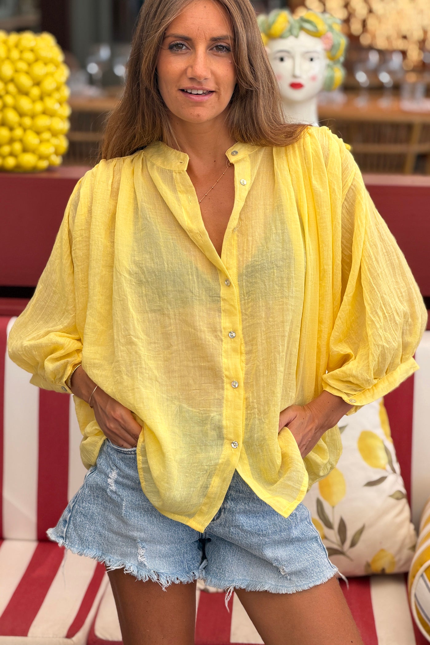 Blouse large boutonnée en voile de coton jaune manches trois-quart