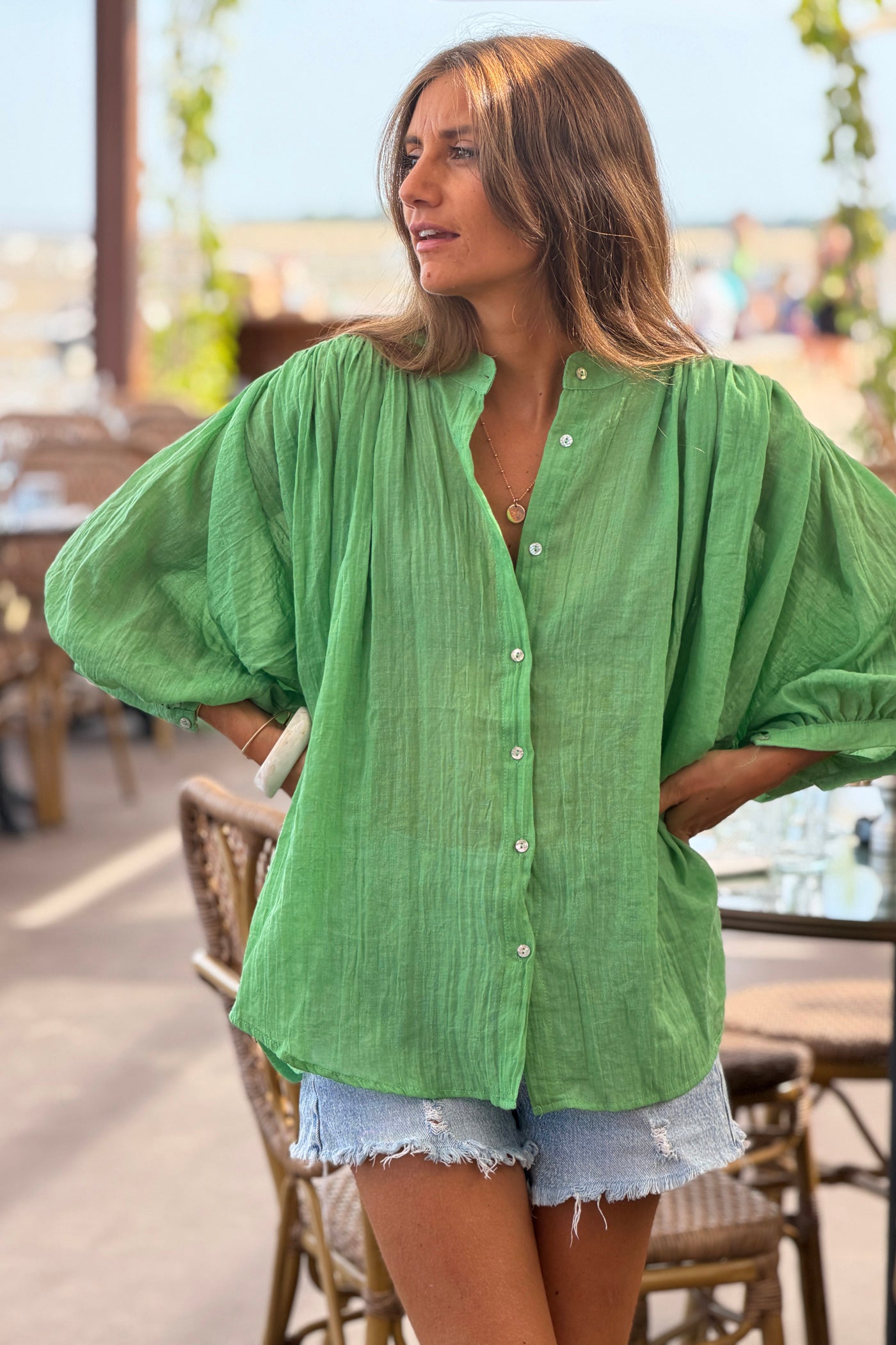 Blouse large boutonnée en voile de coton vert manches trois-quart