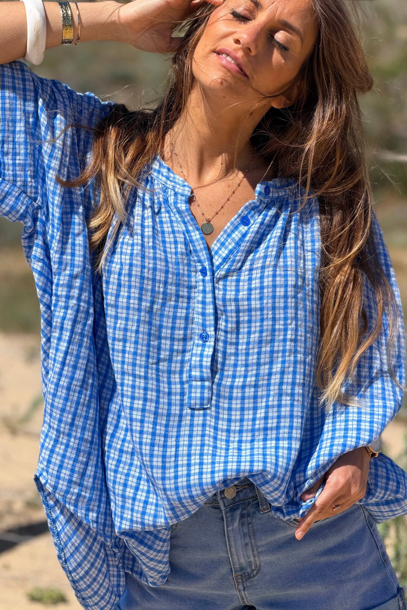 Blouse large en gaze de coton imprimé carreaux vichy bleus col boutons