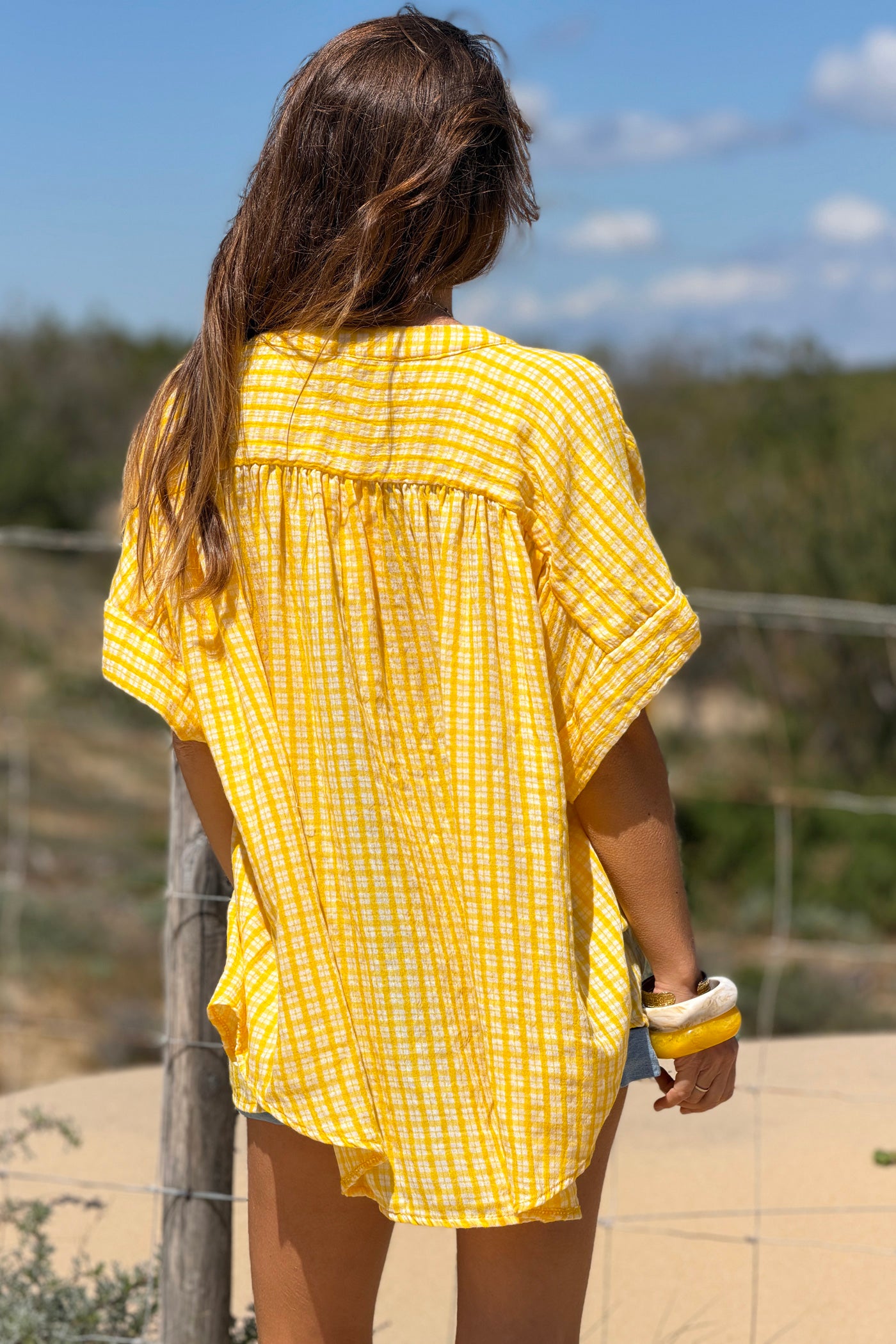 Blouse large en gaze de coton imprimé carreaux vichy jaunes col boutons