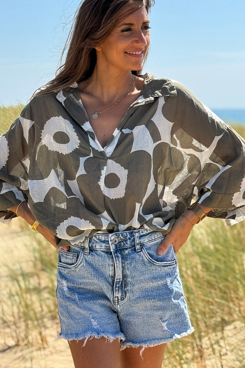 Blouse légère en voile de coton écru motifs grandes fleurs kaki col chemise v