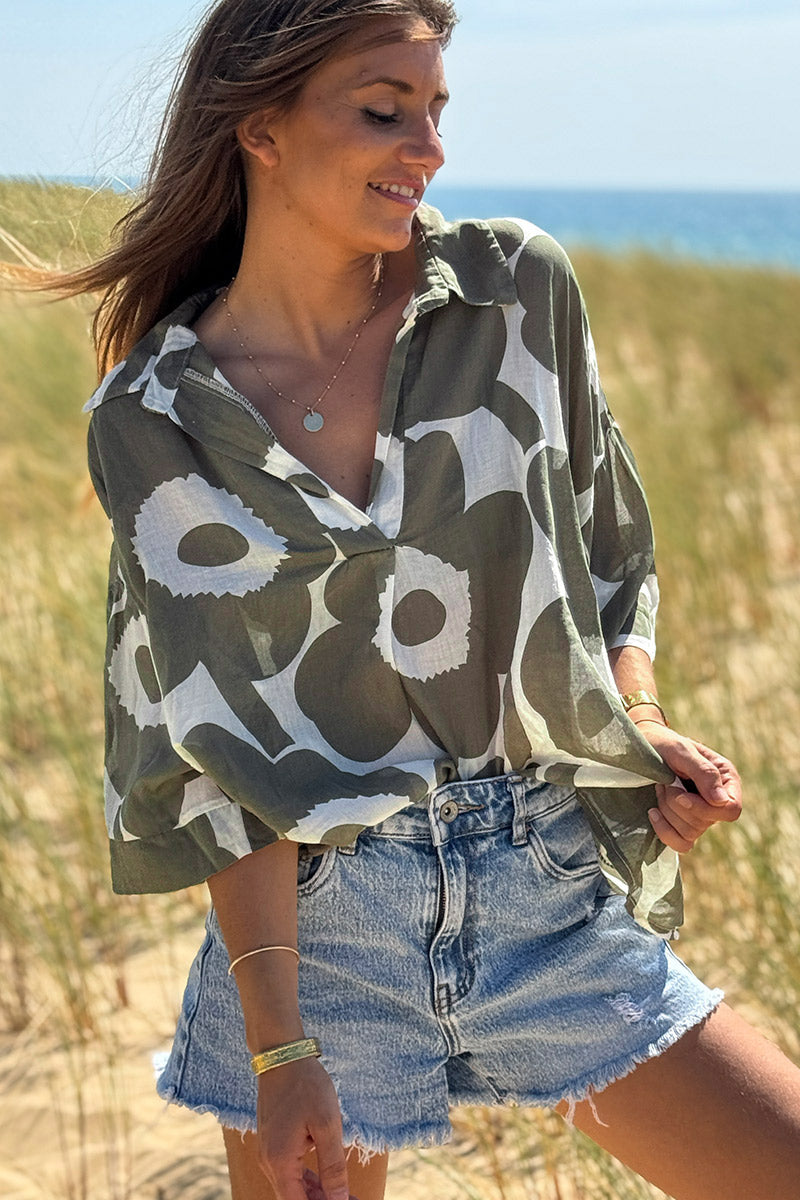 Blouse légère en voile de coton écru motifs grandes fleurs kaki col chemise v