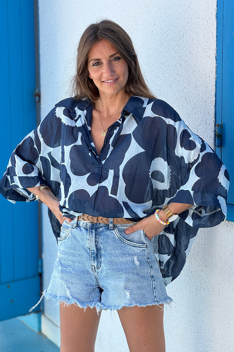 Blouse légère en voile de coton motifs grandes fleurs bleu marine col chemise v