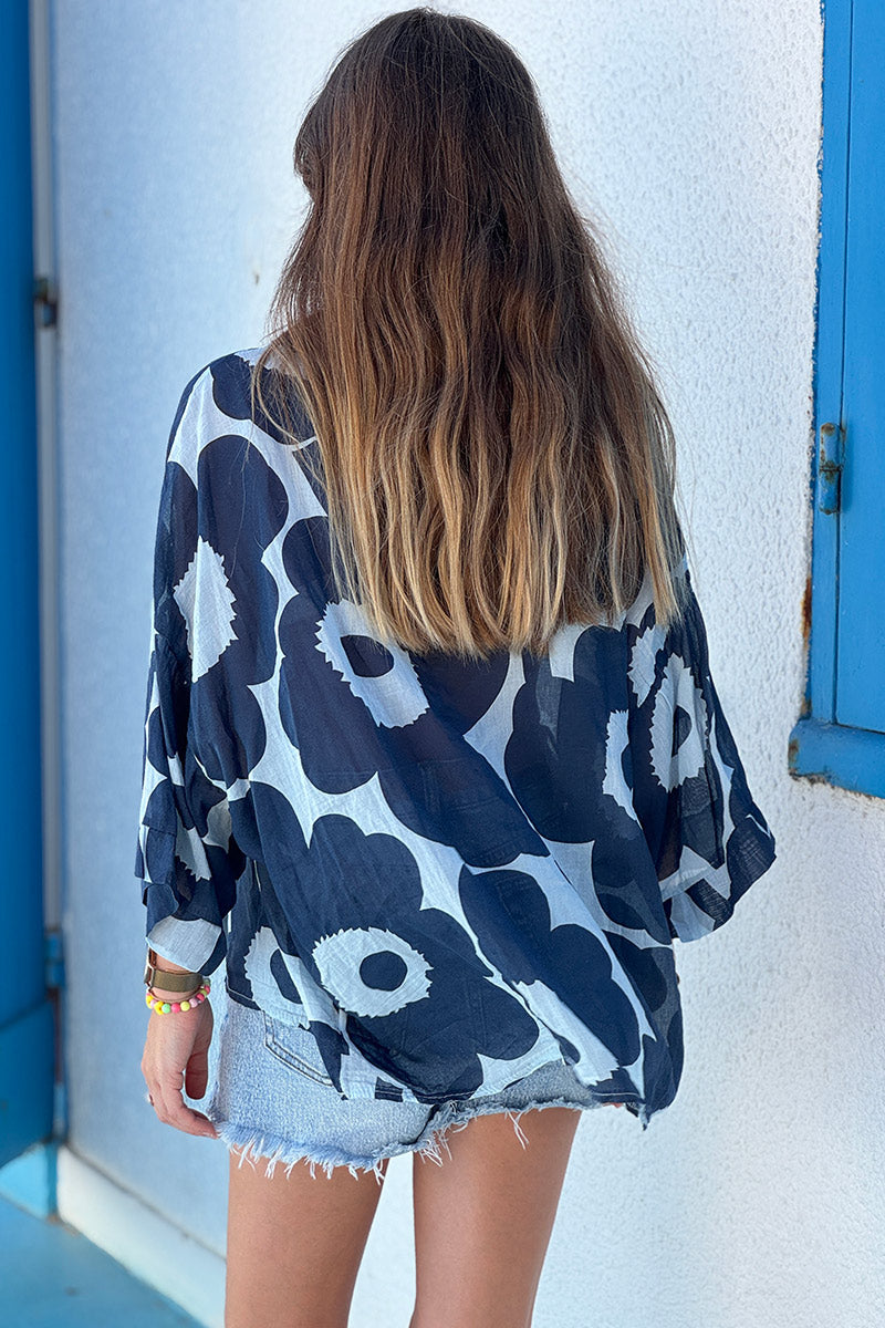 Blouse légère en voile de coton motifs grandes fleurs bleu marine col chemise v