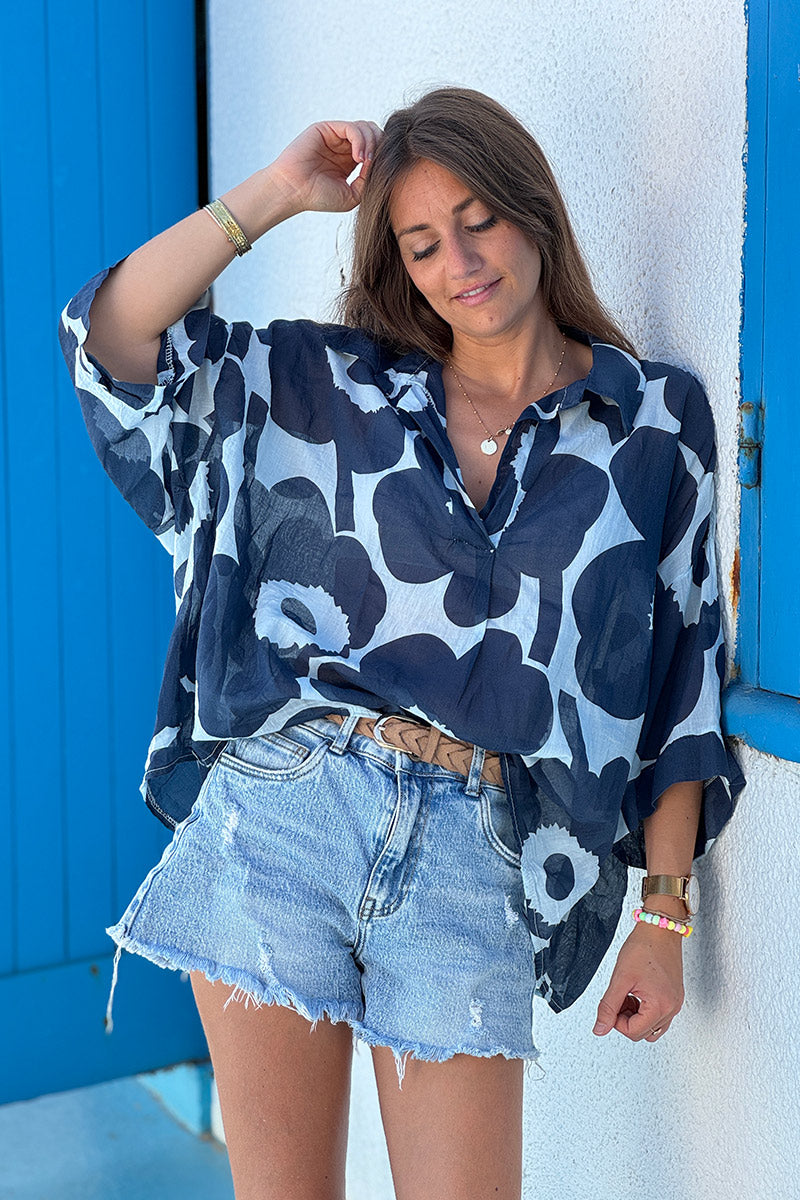 Blouse légère en voile de coton motifs grandes fleurs bleu marine col chemise v